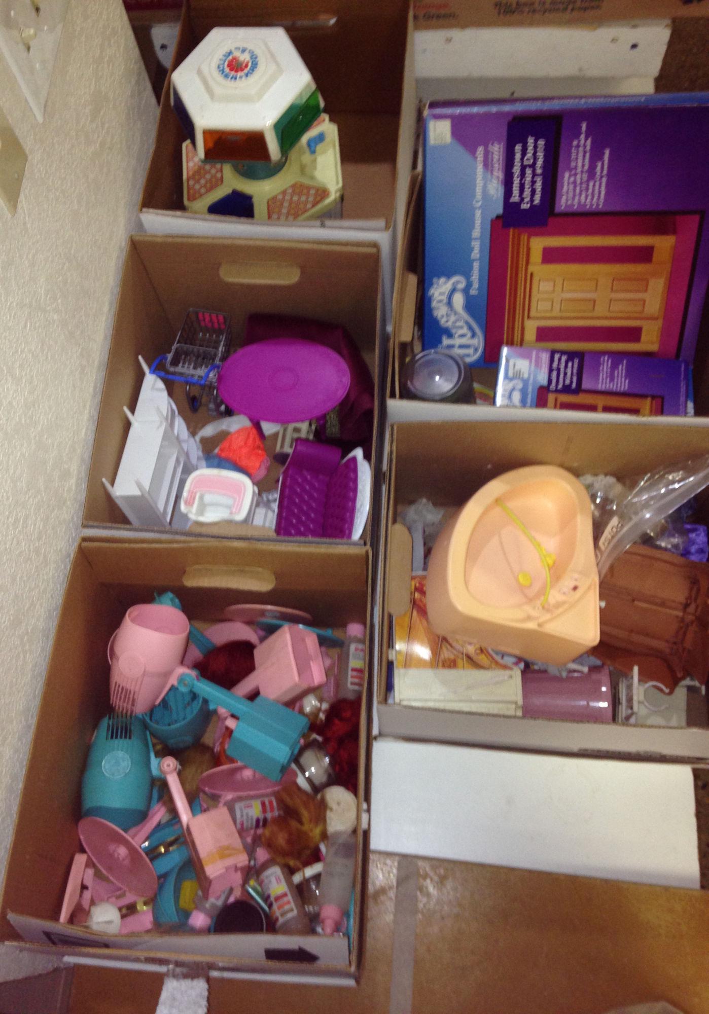 5 LOTS BARBIE ITEMS INCLUDING HAIR DRYERS, CHAIRS, (1 of 6)