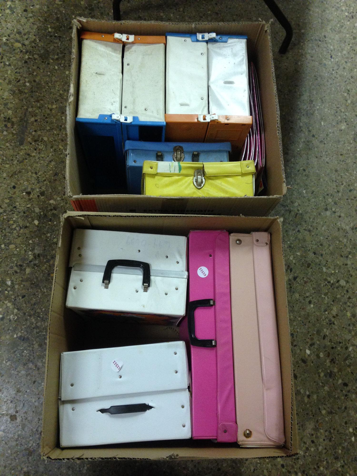 2 LOTS OF VINTAGE VINYL BARBIE DOLL CASES (1 of 3)
