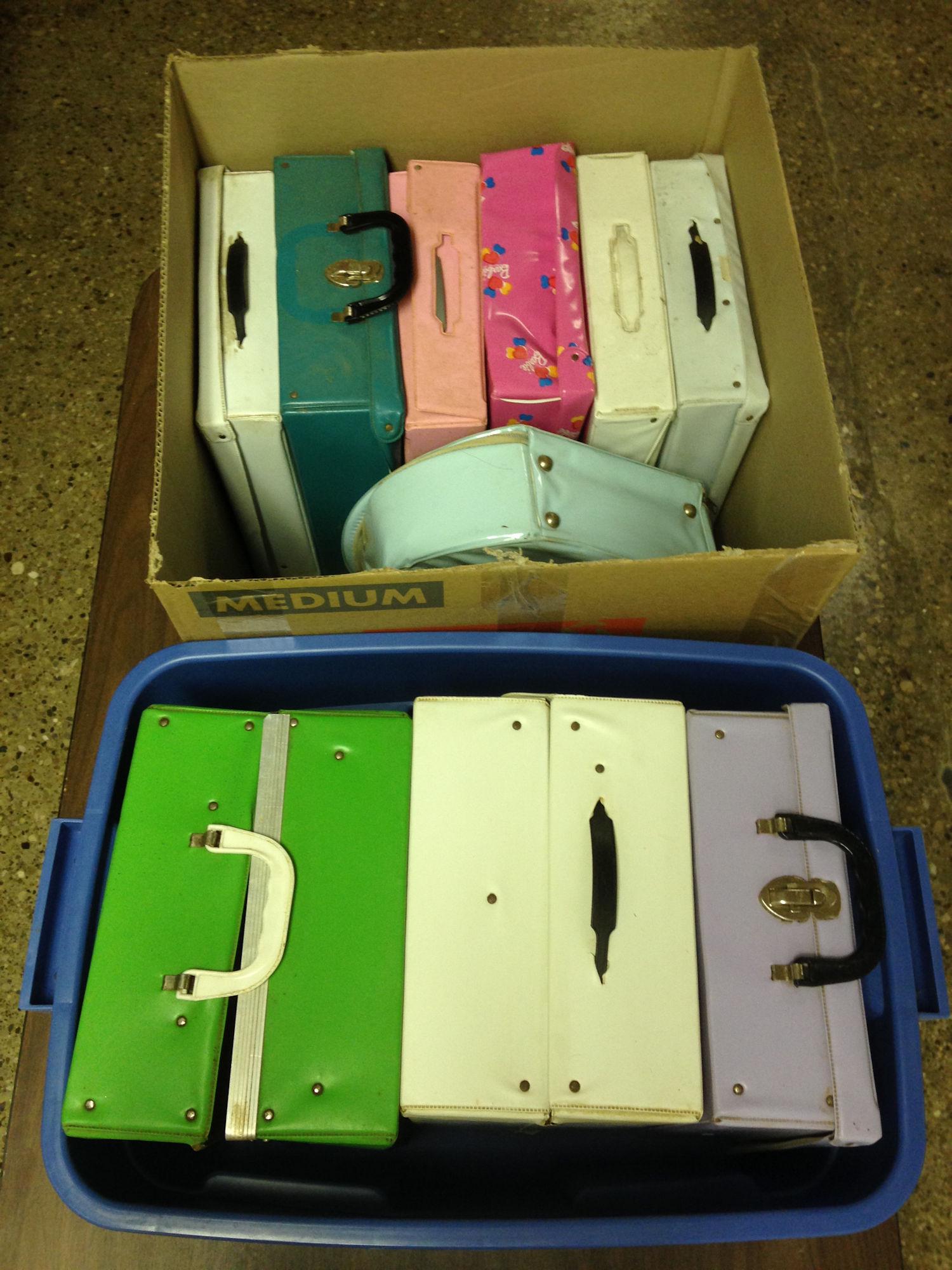 2 LOTS OF VINTAGE BARBIE AND FRIENDS VINYL DOLL CASES (1 of 2)