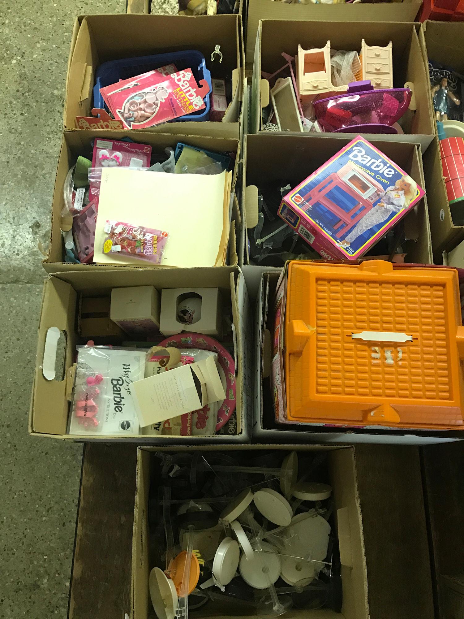 7 LOTS BARBIE ITEMS INCLUDING LITTLE EXTRAS, MICROWAVE (1 of 8)