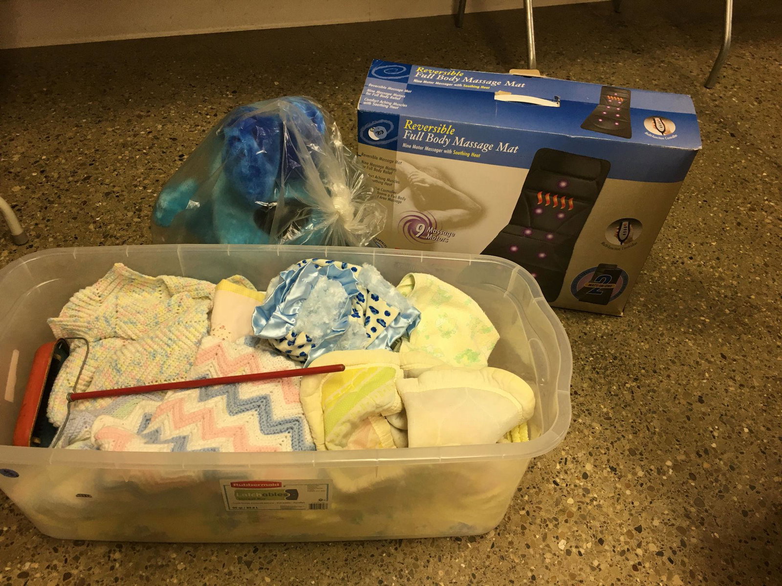 2 LOTS INCLUDING FULL BODY MASSAGE MAT AND TOTE WITH: 2 LOTS INCLUDING FULL BODY MASSAGE MAT AND TOTE WITH AFGHANS