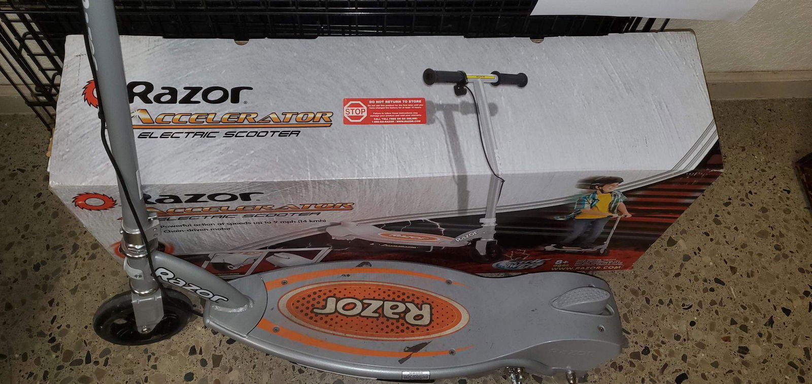 RAZOR ELECTRIC SCOOTER (1 of 1)