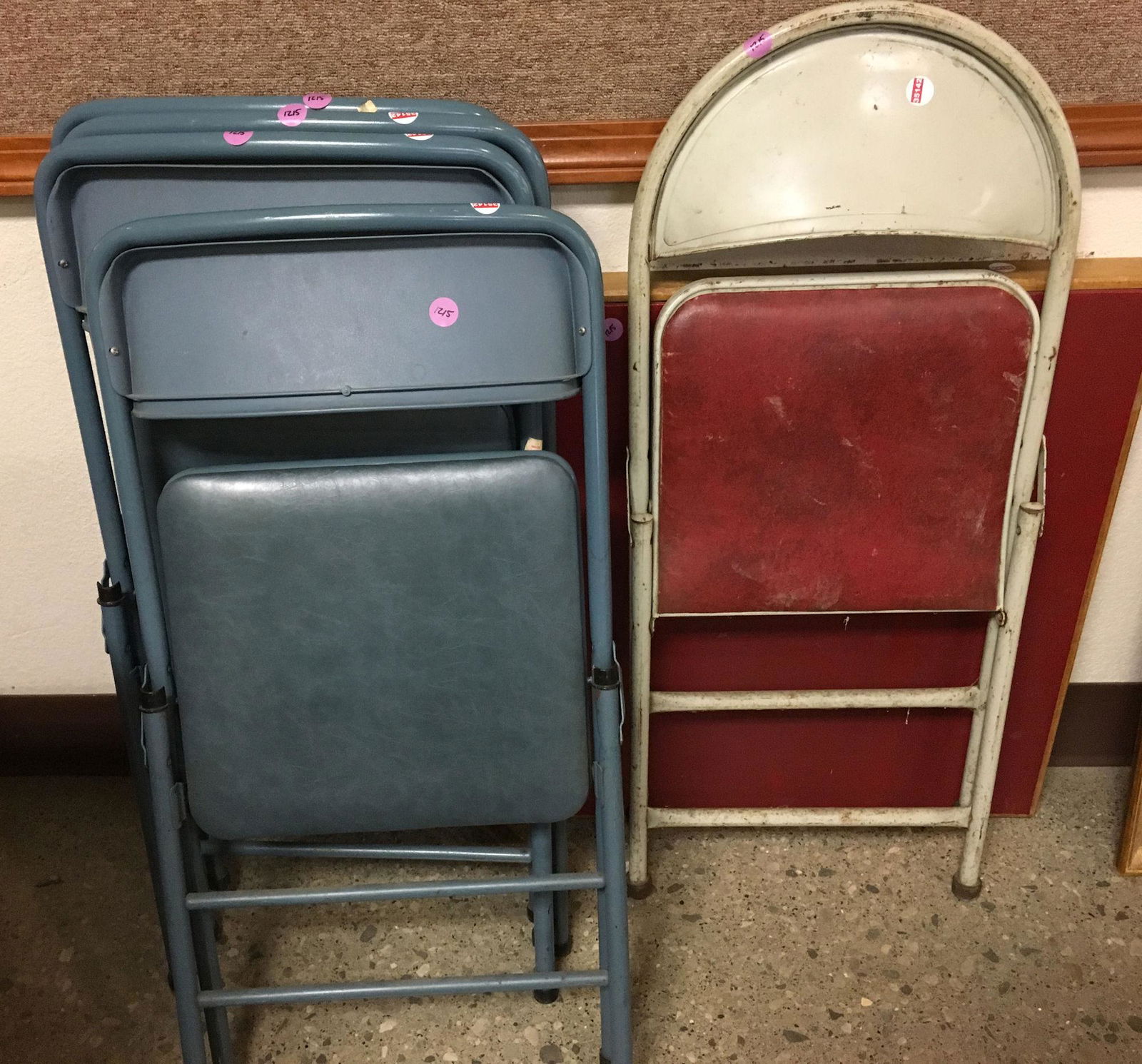 5 FOLDING CHAIRS AND CARD TABLE (1 of 1)