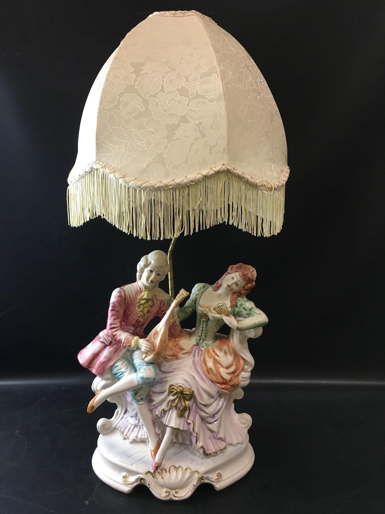 CAPODIMONTE TABLE LAMP FEATURING TWO COLONIAL FIGURES: CAPODIMONTE TABLE LAMP FEATURING TWO COLONIAL FIGURES