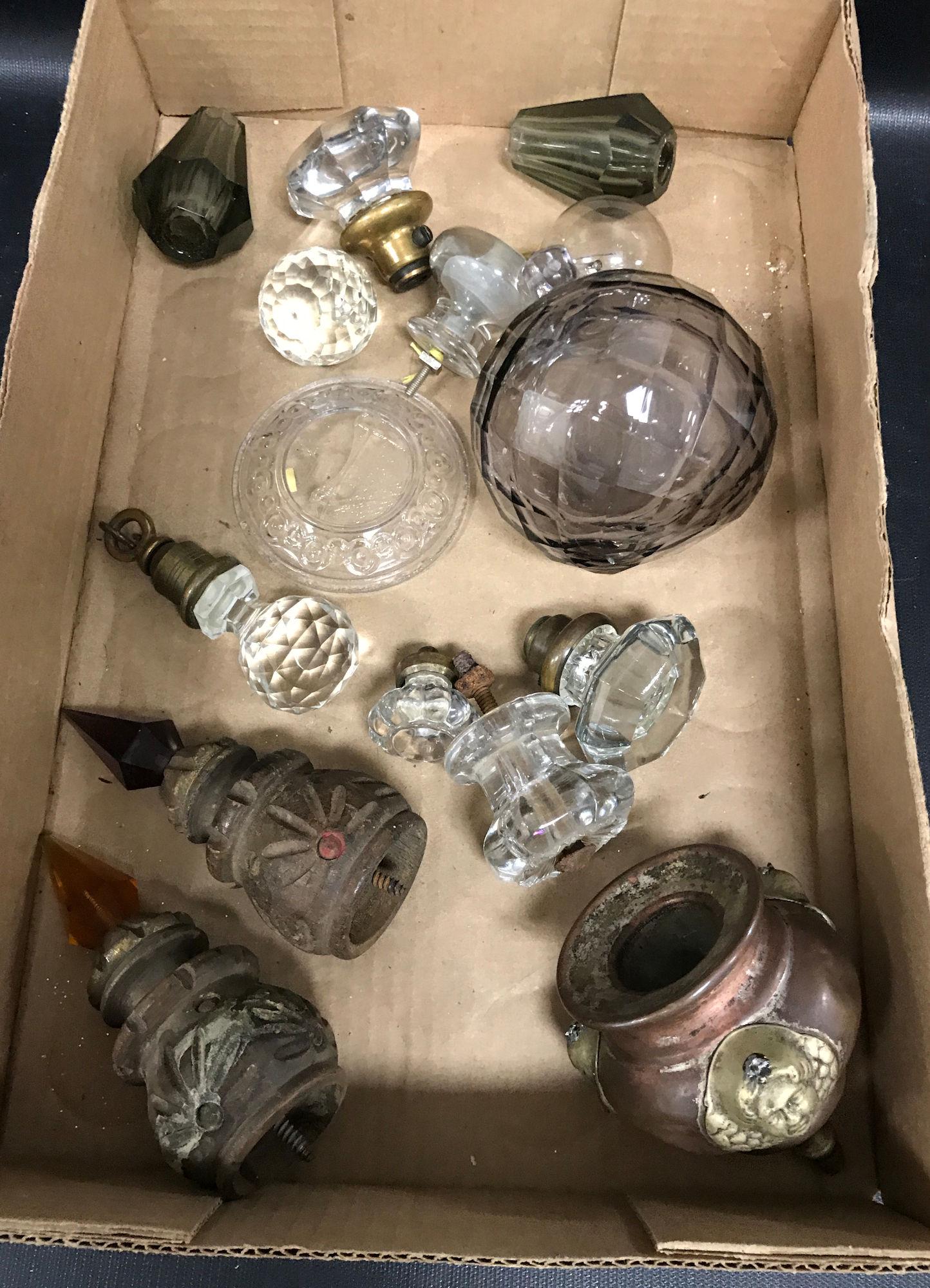 BOX LOT INCLUDING VINTAGE GLASS DOOR AND DRAWER NOBS: BOX LOT INCLUDING VINTAGE GLASS DOOR AND DRAWER NOBS