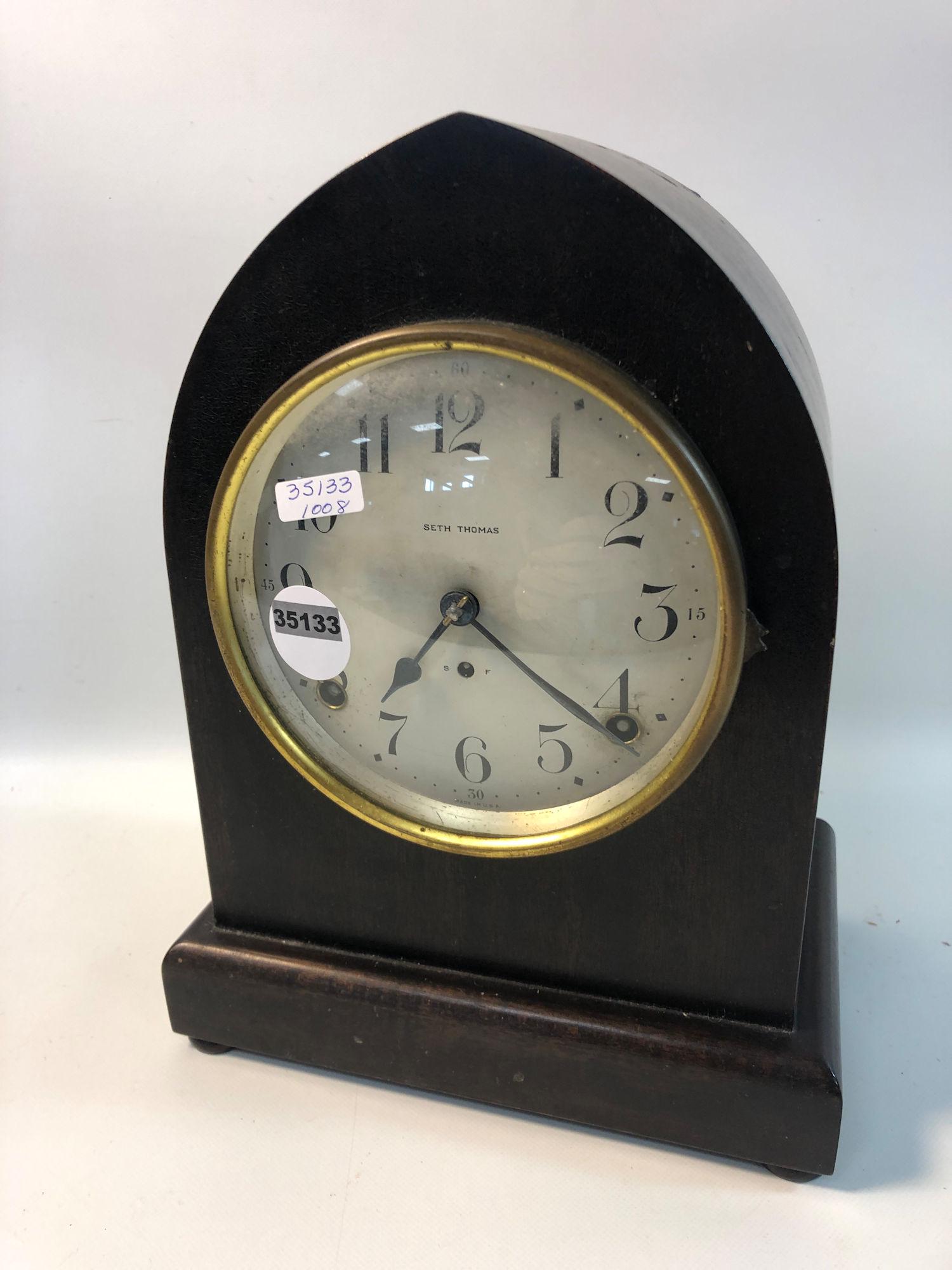 SETH THOMAS MAHOGANY CATHEDRAL STYLE CLOCK. 10.5" TALL.: SETH THOMAS MAHOGANY CATHEDRAL STYLE CLOCK. 10.5" TALL.