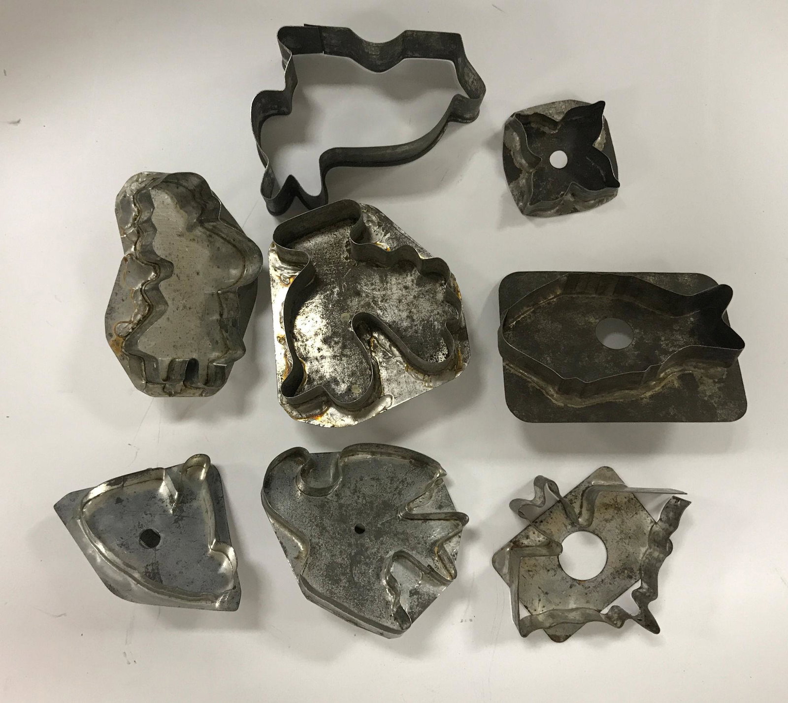 BOX LOT EARLY TIN COOKIE CUTTERS INCLUDING CAT, FISH: BOX LOT EARLY TIN COOKIE CUTTERS INCLUDING CAT, FISH AND TURKEY
