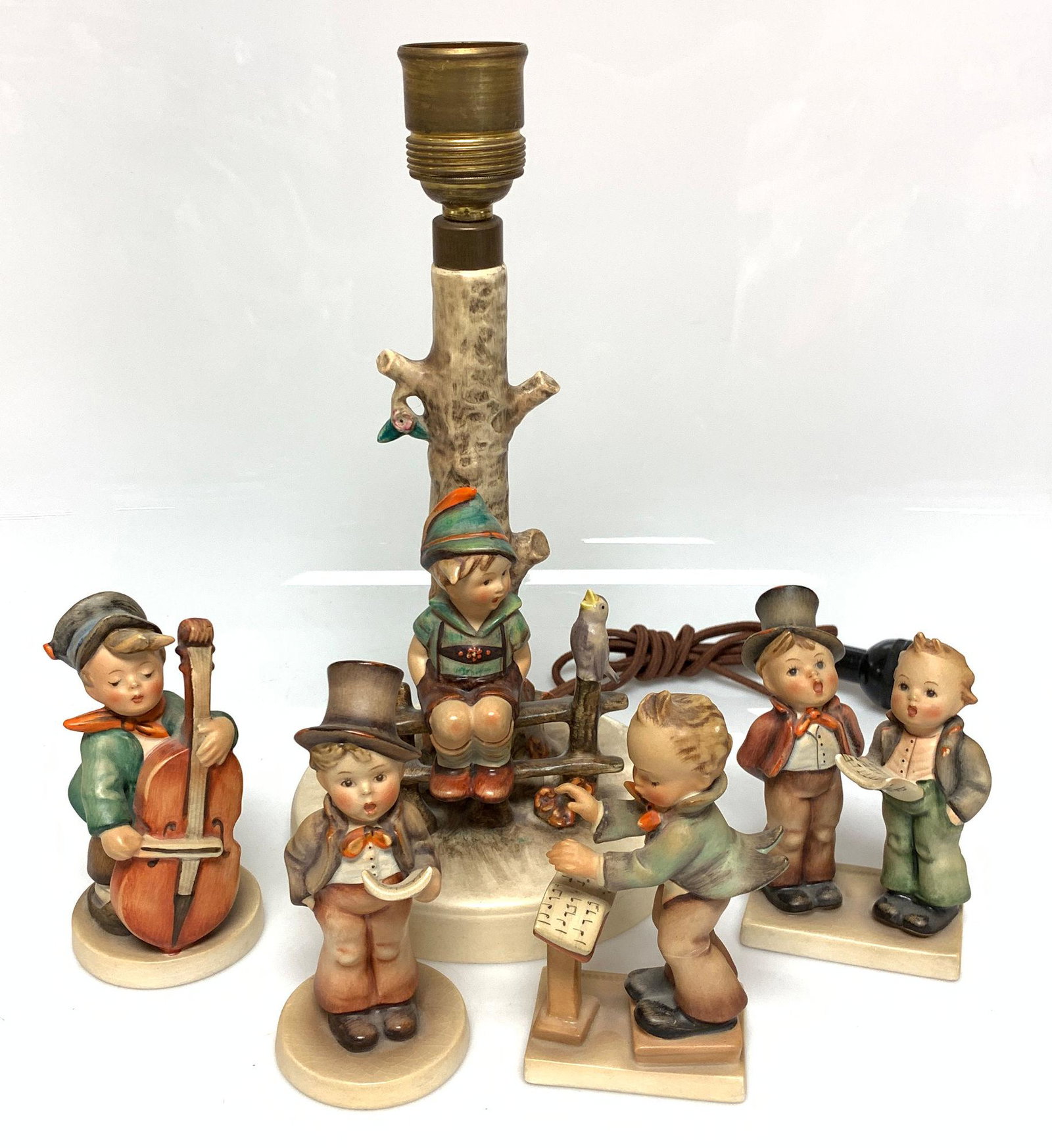 BOX LOT OF 4 HUMMEL FIGURINES AND ONE HUMMEL LAMP: BOX LOT OF 4 HUMMEL FIGURINES AND ONE HUMMEL LAMP