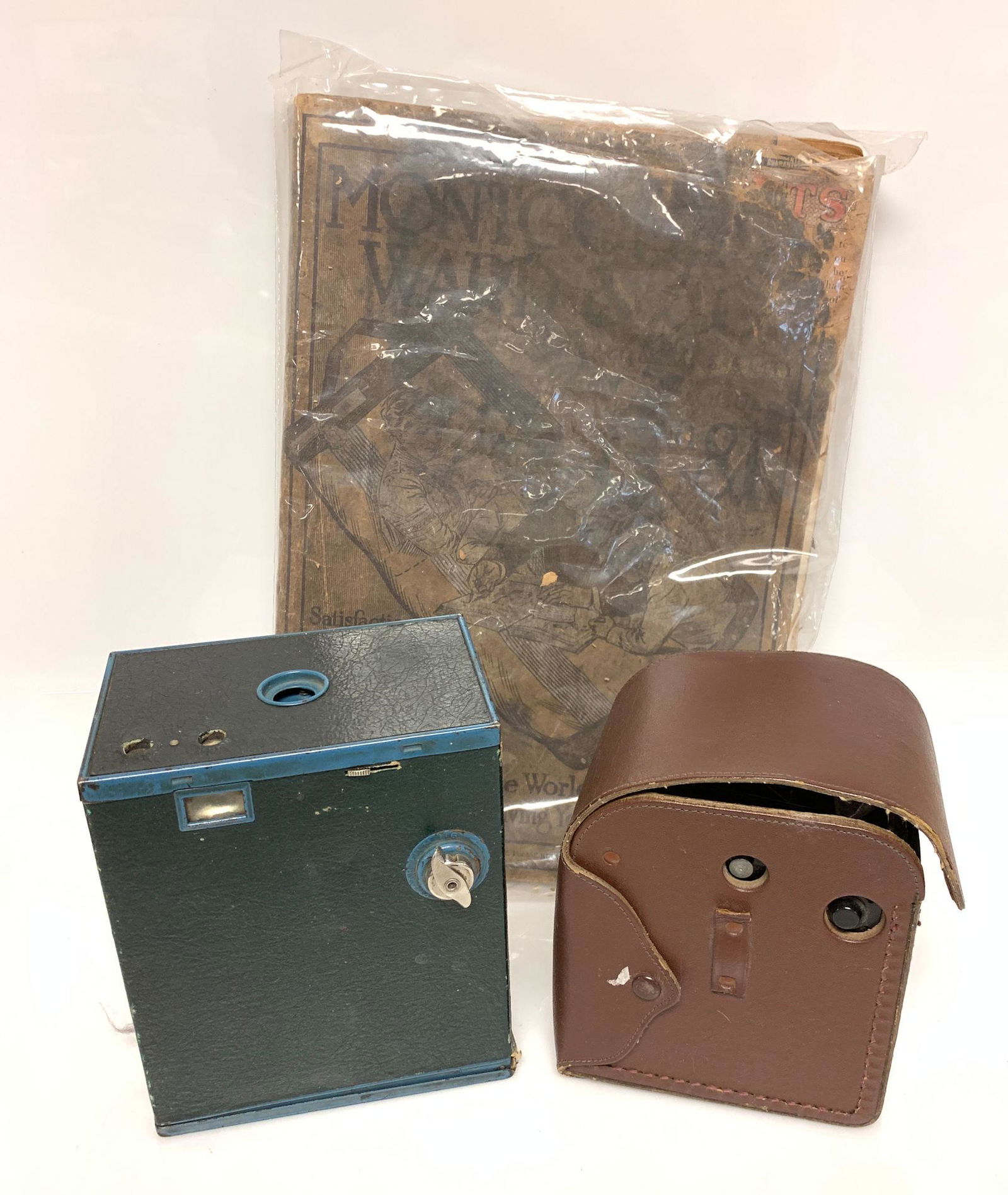 BOX LOT INCLUDING MONTGOMERY WARD CATALOGUE AND TWO: BOX LOT INCLUDING MONTGOMERY WARD CATALOGUE AND TWO VINTAGE CAMERAS