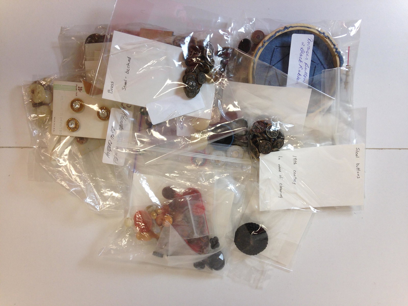BOX LOT VINTAGE BUTTONS INCLUDING LATE 19TH CENTURY: BOX LOT VINTAGE BUTTONS INCLUDING LATE 19TH CENTURY SHELL AND GLASS MOLDED SELF SHANK