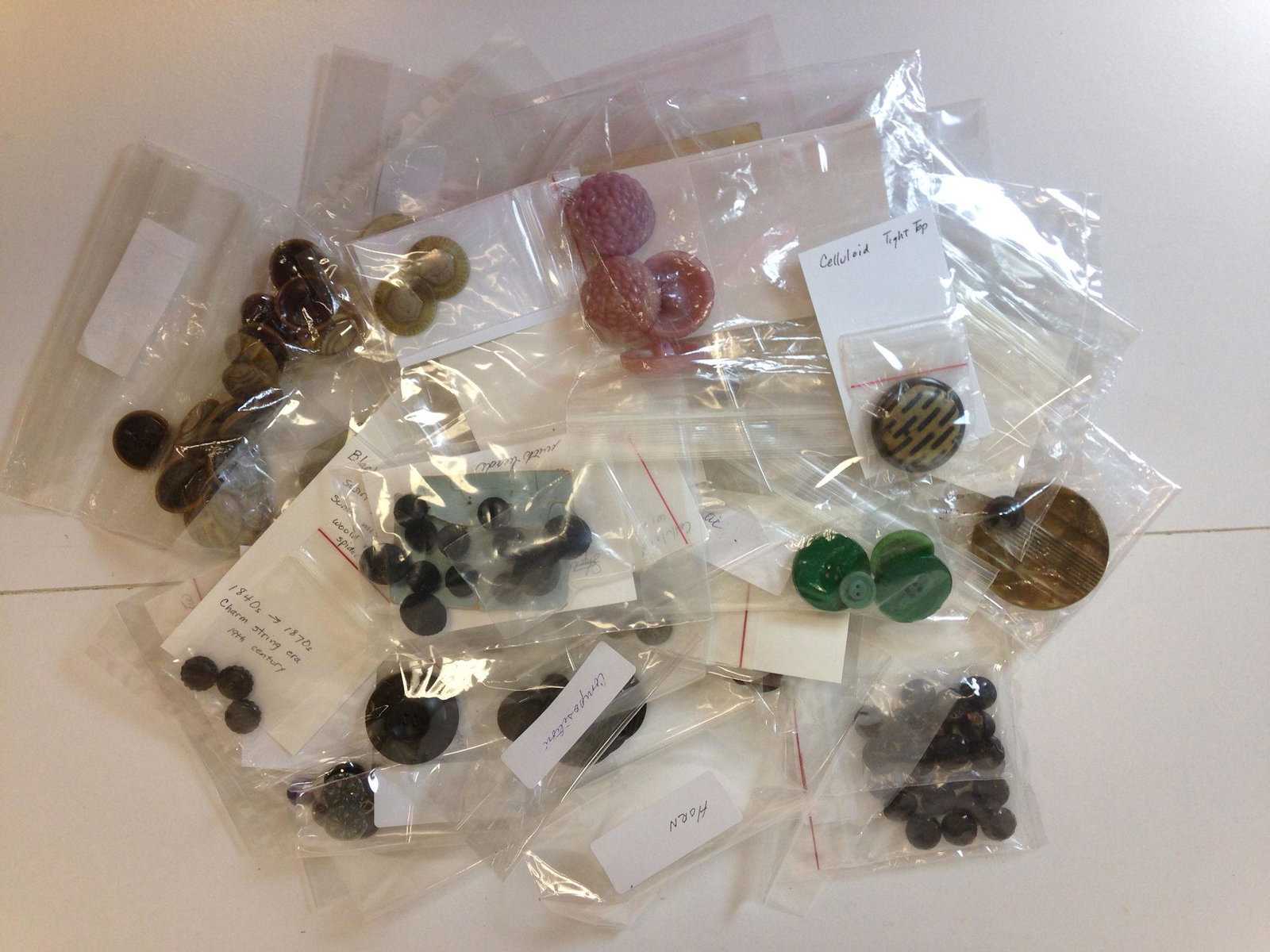 BOX LOT VINTAGE ANTIQUE BUTTONS INCLUDING BONE AND: BOX LOT VINTAGE ANTIQUE BUTTONS INCLUDING BONE AND RUBBER AND 20TH CENTURY GREEN GLASS