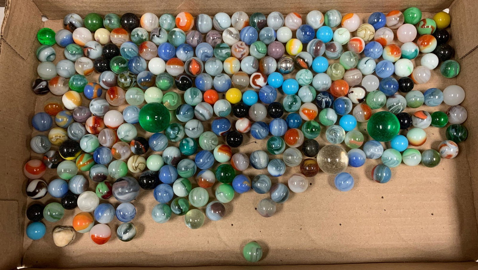 BOX LOT INCLUDING MARBLES: BOX LOT INCLUDING MARBLES