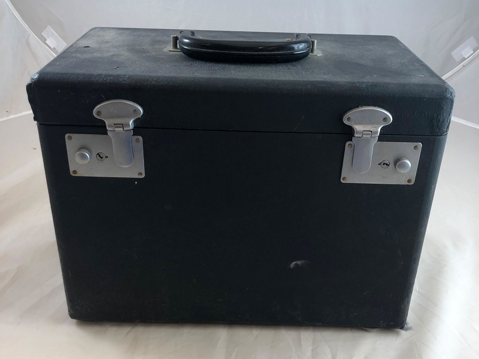 SINGER FEATHERWEIGHT SEWING MACHINE IN BLACK CASE: SINGER FEATHERWEIGHT SEWING MACHINE IN BLACK CASE