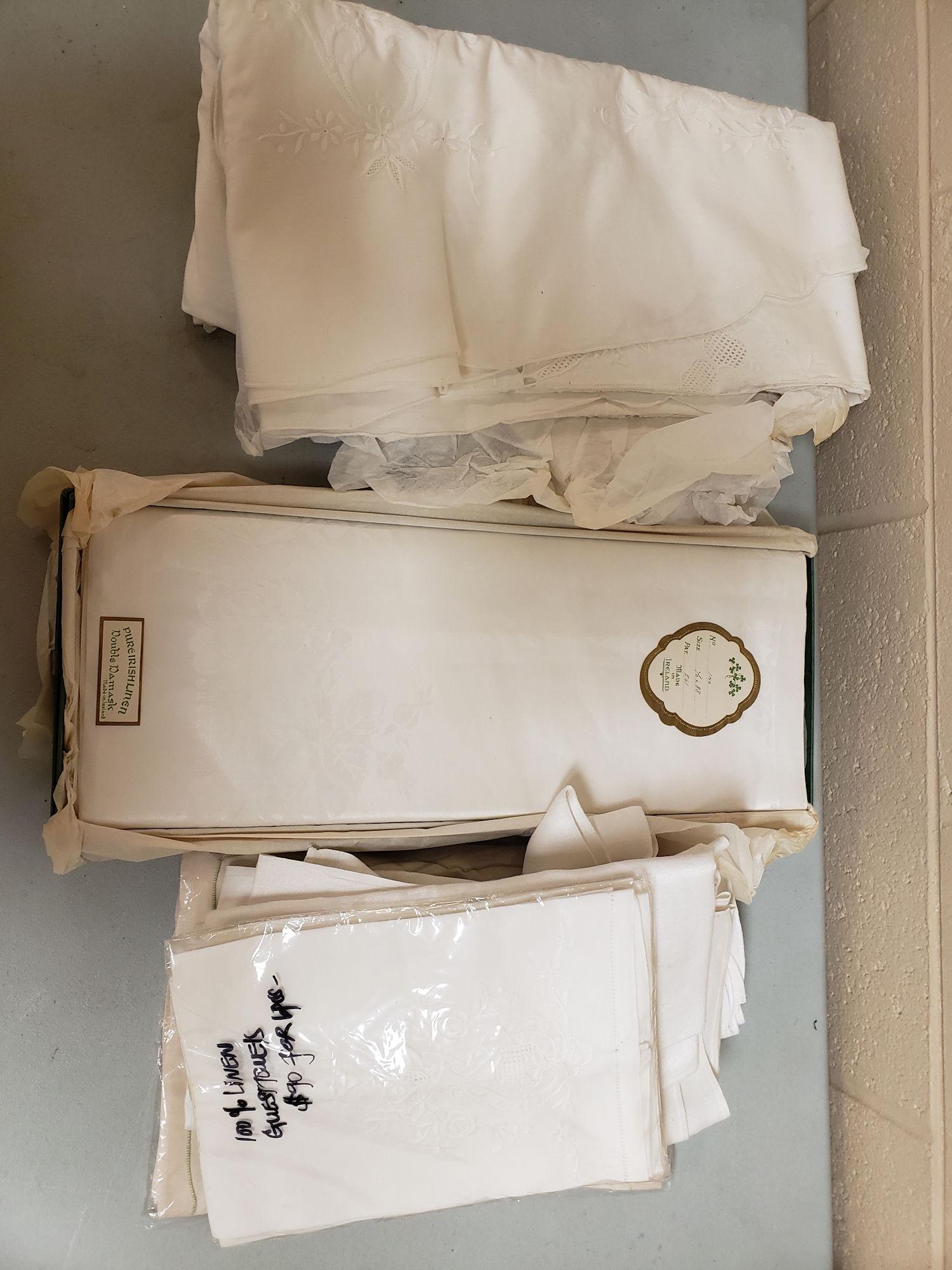 BOX LOT DAMASK TABLE LINENS: BOX LOT DAMASK TABLE LINENS INCLUDING NEW DAMASK TABLECLOTH, APPROXIMATELY 12 DAMASK NAPKINS (2 PATTERNS), LINEN GUEST TOWELS, OVAL TABLECLOTH