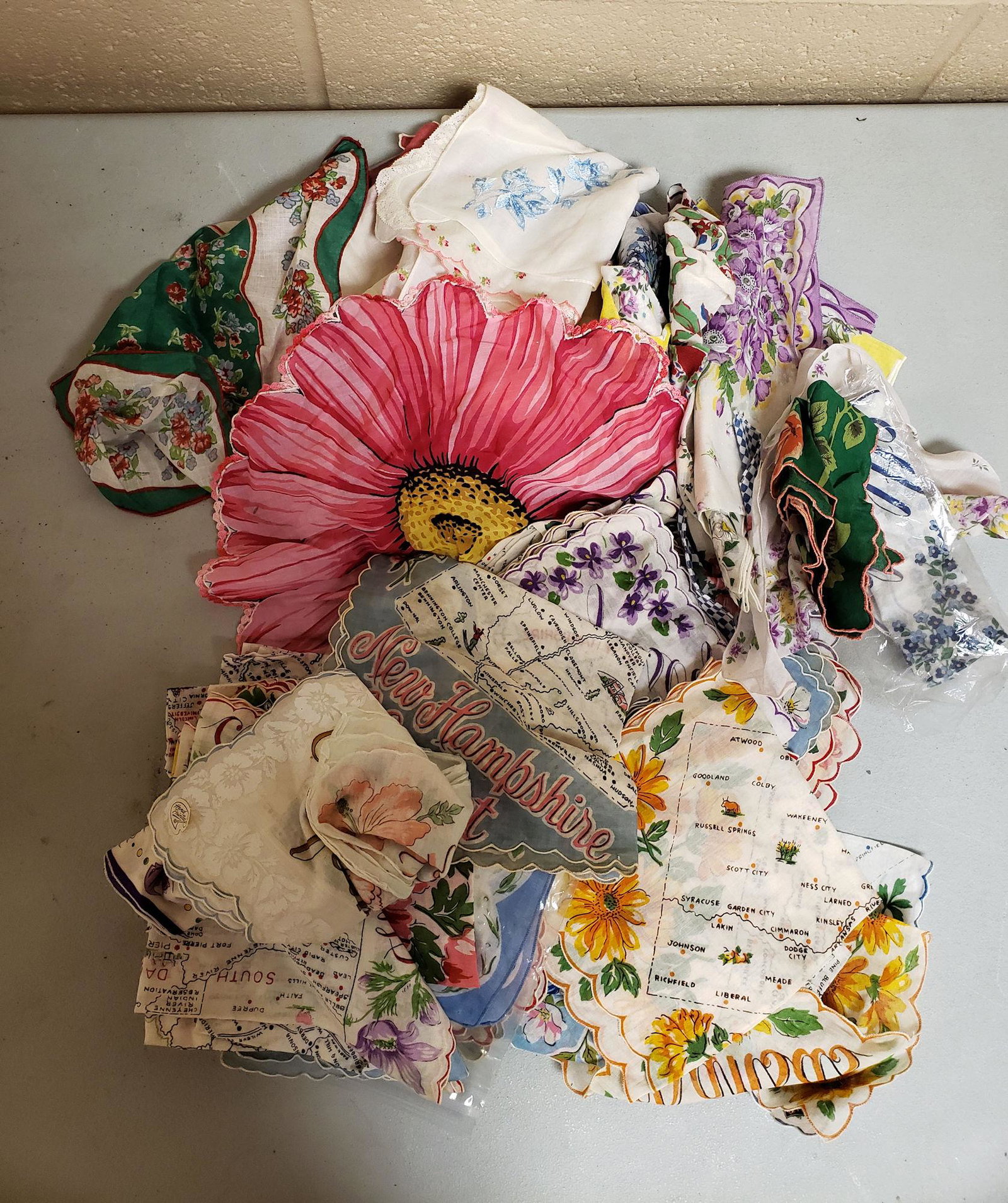 BOX LOT HANDKERCHIEFS INCLUDING STATES: BOX LOT HANDKERCHIEFS INCLUDING STATES