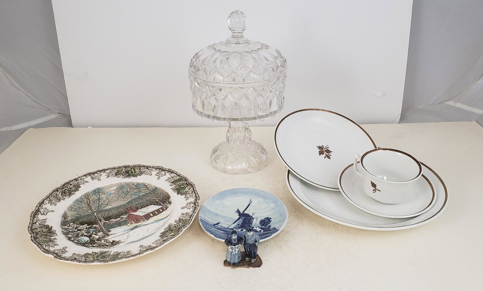 BOX LOT IRONSTONE "TEA LEAF" BY ADAMS AND "FRIENDLY: BOX LOT IRONSTONE "TEA LEAF" BY ADAMS AND "FRIENDLY VILLAGE" PLATE AND PRESSED GLASS COMPOTE