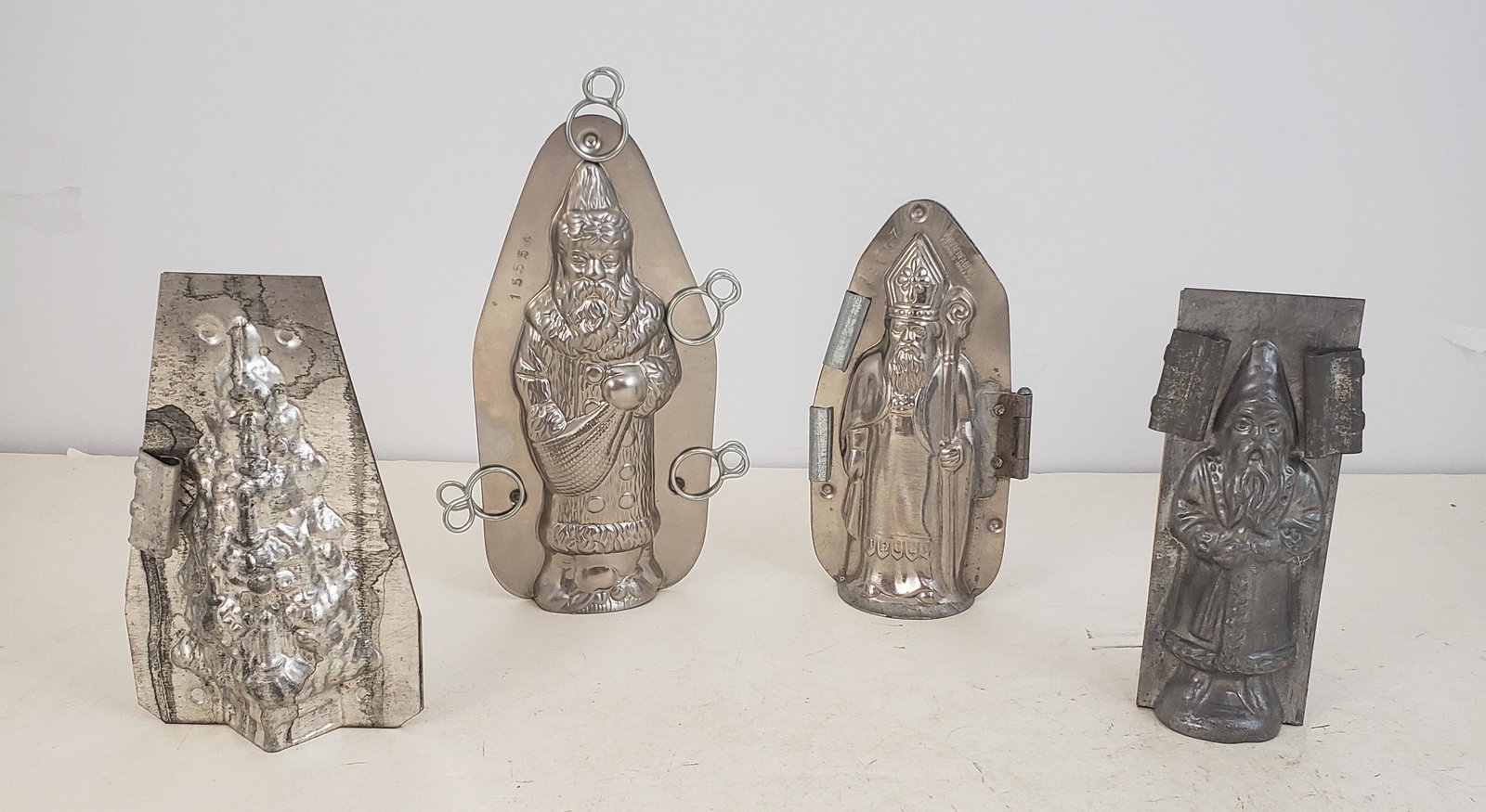 LOT OF (4) TIN CHOCOLATE MOLDS - CHRISTMAS MOTIF: LOT OF (4) TIN CHOCOLATE MOLDS - CHRISTMAS MOTIF