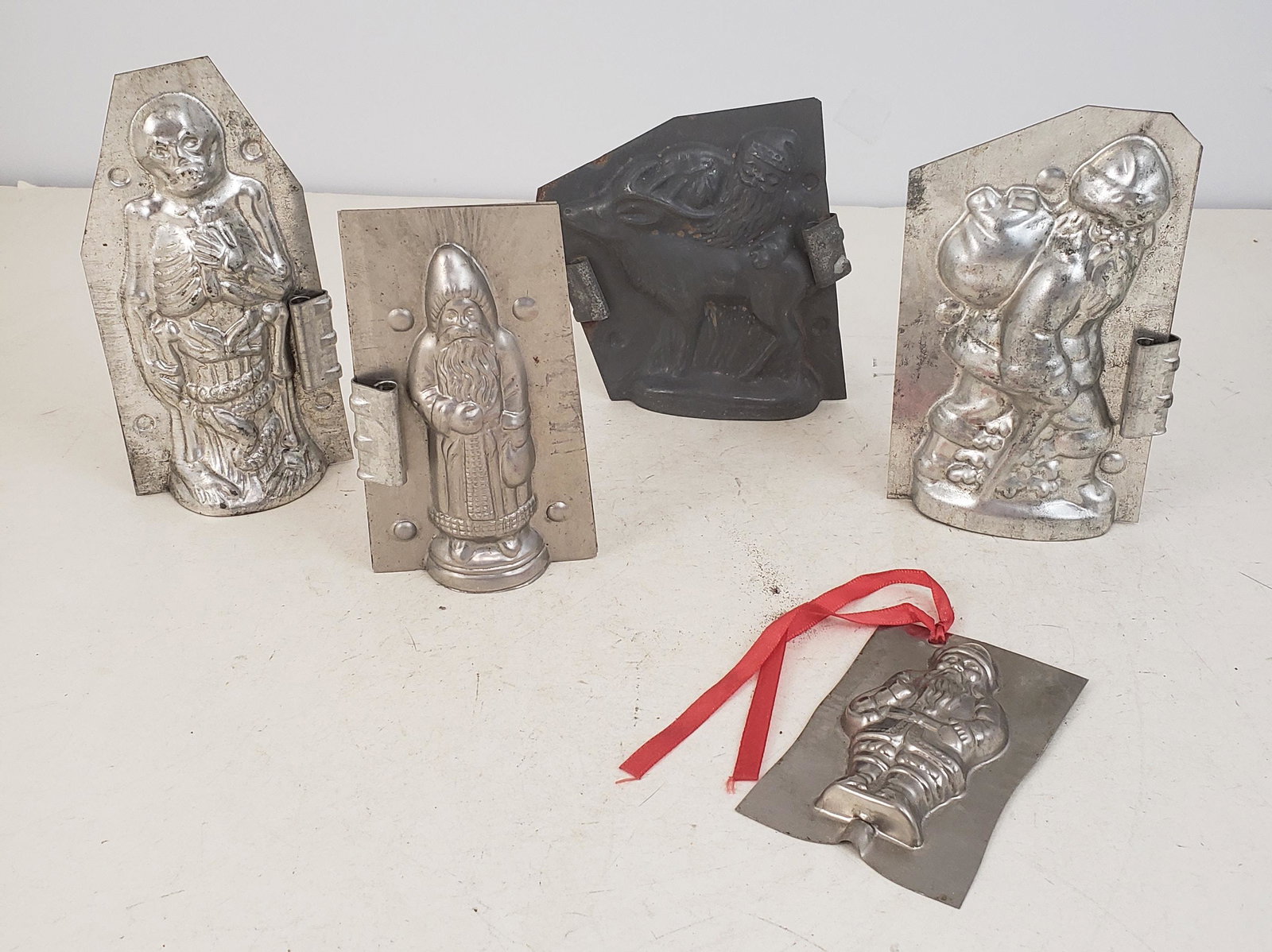 LOT OF (5) TIN CHOCOLATE MOLDS - CHRISTMAS AND: LOT OF (5) TIN CHOCOLATE MOLDS - CHRISTMAS AND HALLOWEEN