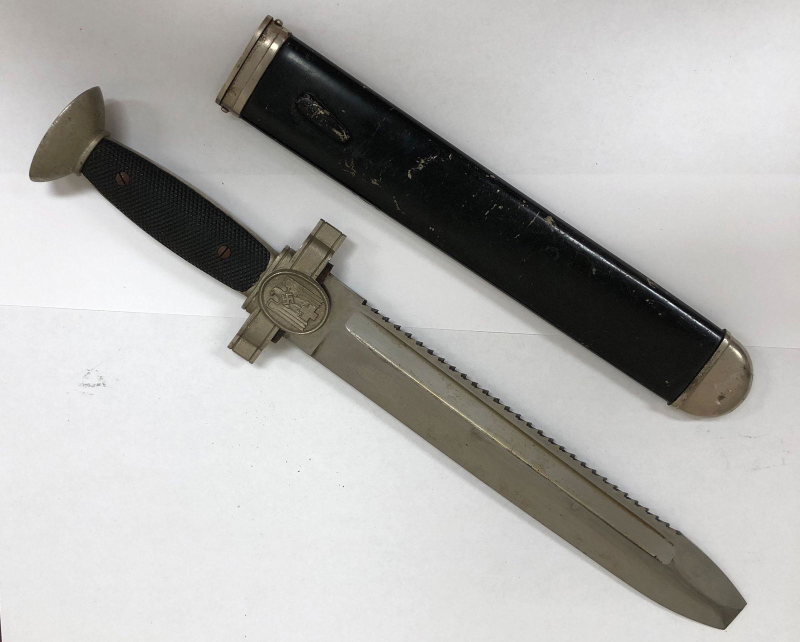 GERMAN WWII KNIFE, MARKED "GES GESCHUTZT" UNDER (1 of 3)