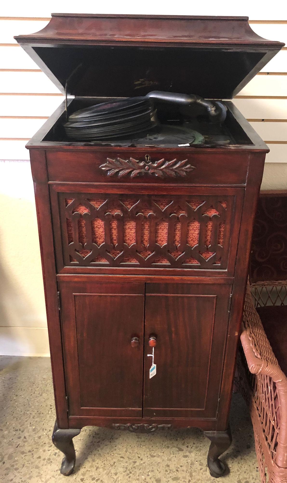 EMPIRE HAND CRANK RECORD PLAYER, FLOOR MODEL IN: EMPIRE HAND CRANK RECORD PLAYER, FLOOR MODEL IN MAHOGANY CASE