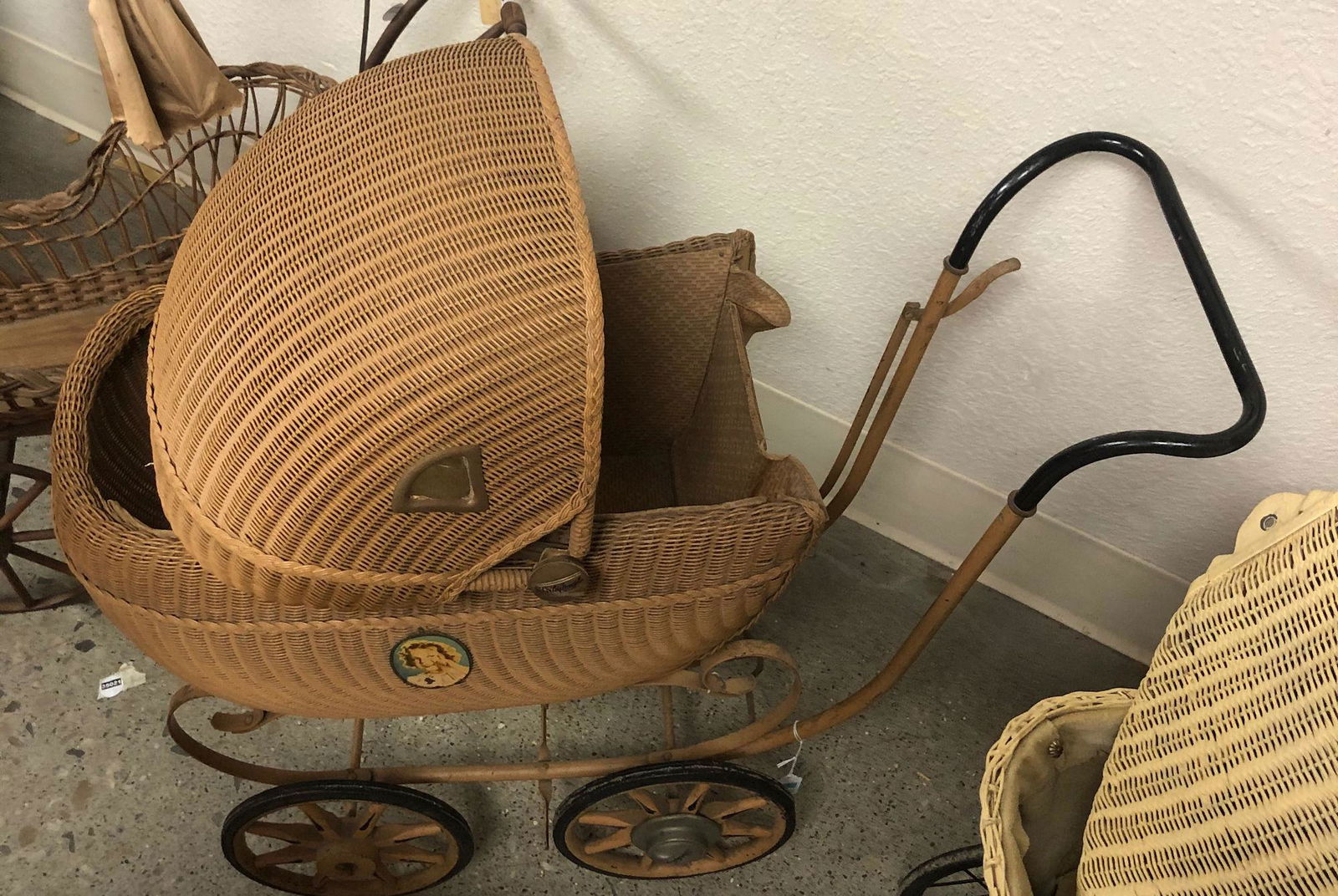 SHIRLEY TEMPLE WICKER WHITNEY-IDEAL DOLL CARRIAGE (1 of 1)