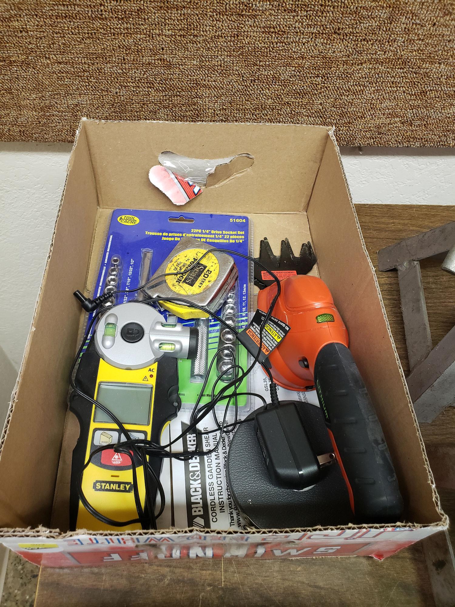 BOX LOT OF HOUSEHOLD TOOLS: BOX LOT OF HOUSEHOLD TOOLS