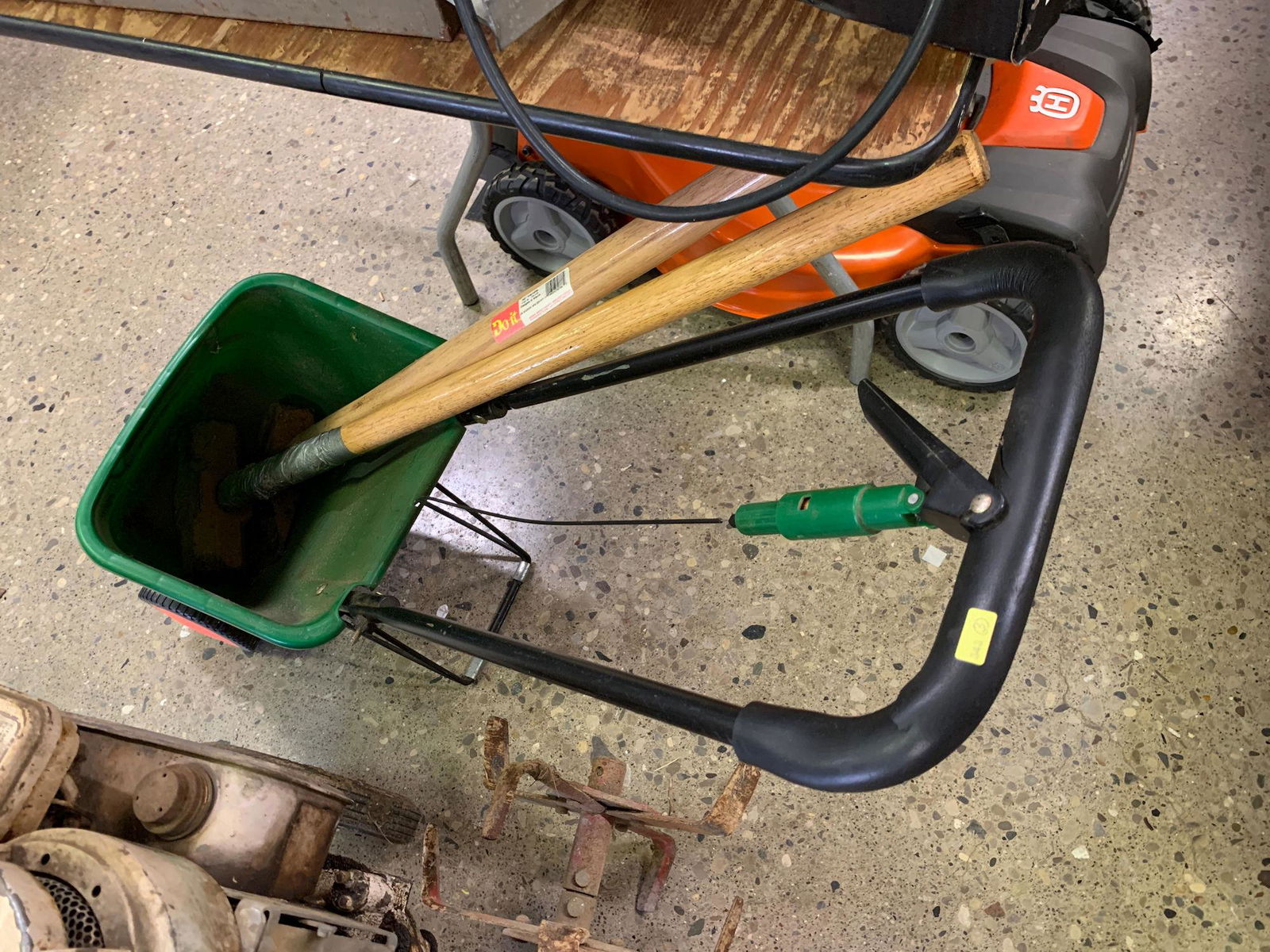 GARDEN SPREADER WITH JACK HAMMER (1 of 2)