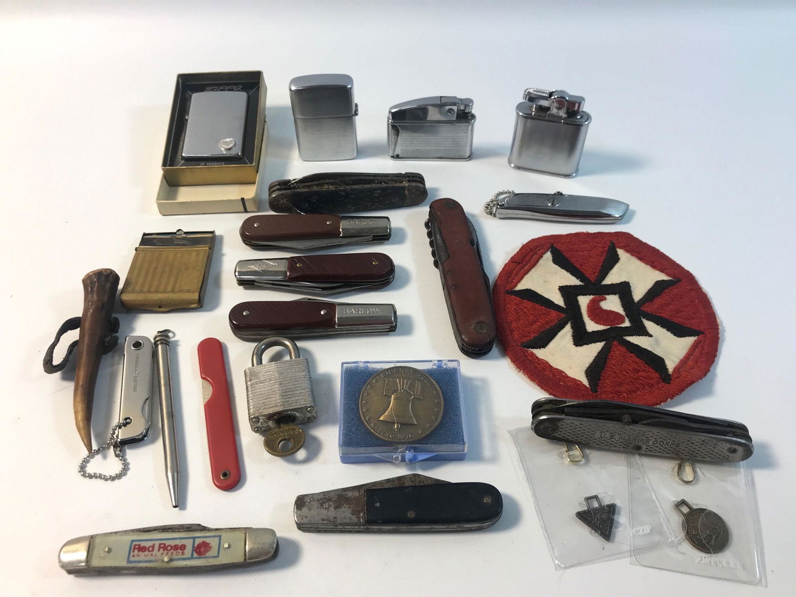 FOLDING KNIVES AND LIGHTERS (1 of 8)