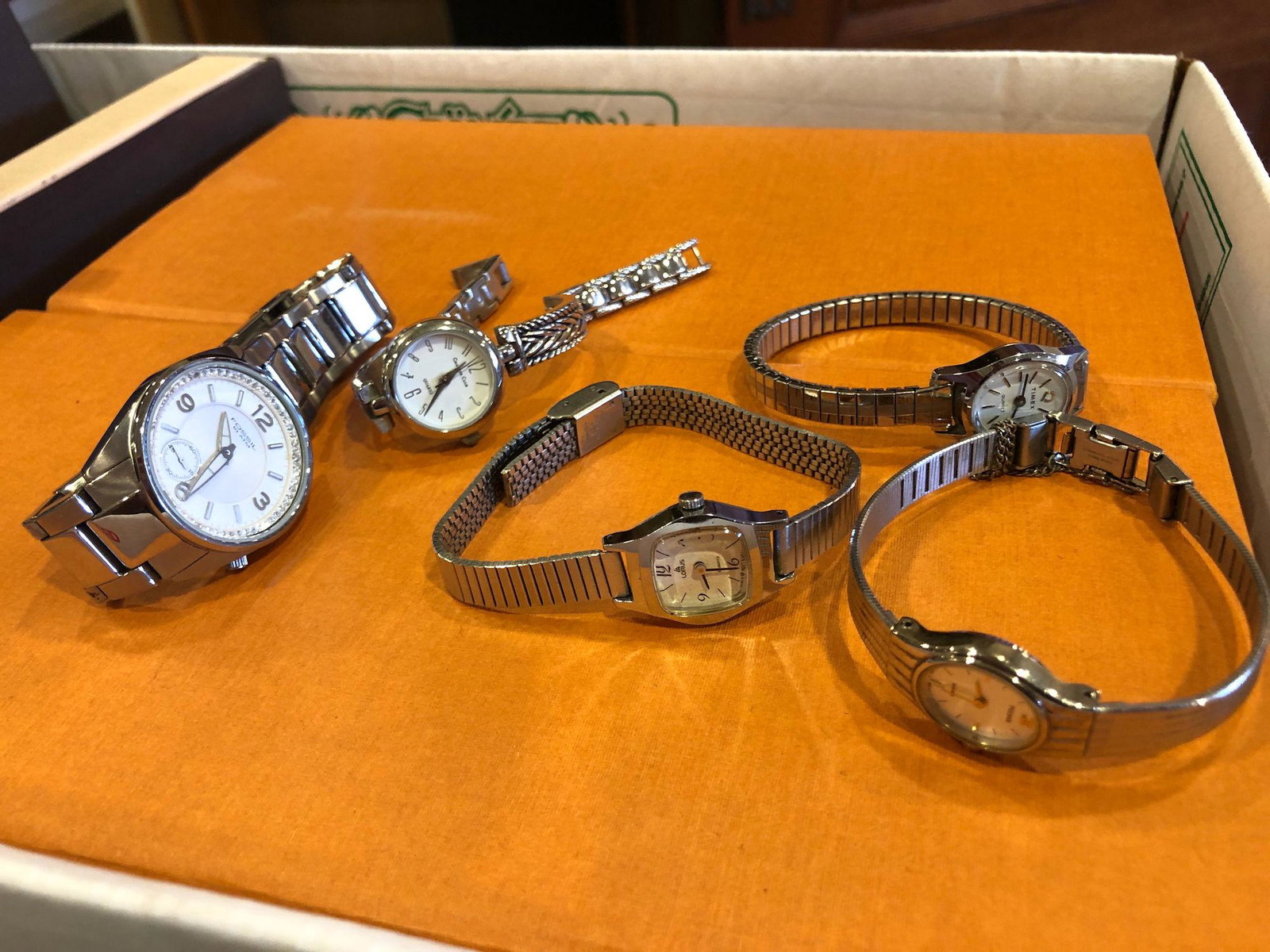 LOT VINTAGE WRIST WATCHES: LOT VINTAGE WRIST WATCHES ~ LOT INCLUDES: SILVER TONE TIMEX W/WHITE FACE AND STRETCH BAND (QUARTZ MOVEMENT), LADIES' "CHARTER CLUB" WRIST WATCH W/HINGED BAND AND FOLDOVER CLASP/CLOSURE, BASE METAL WAT