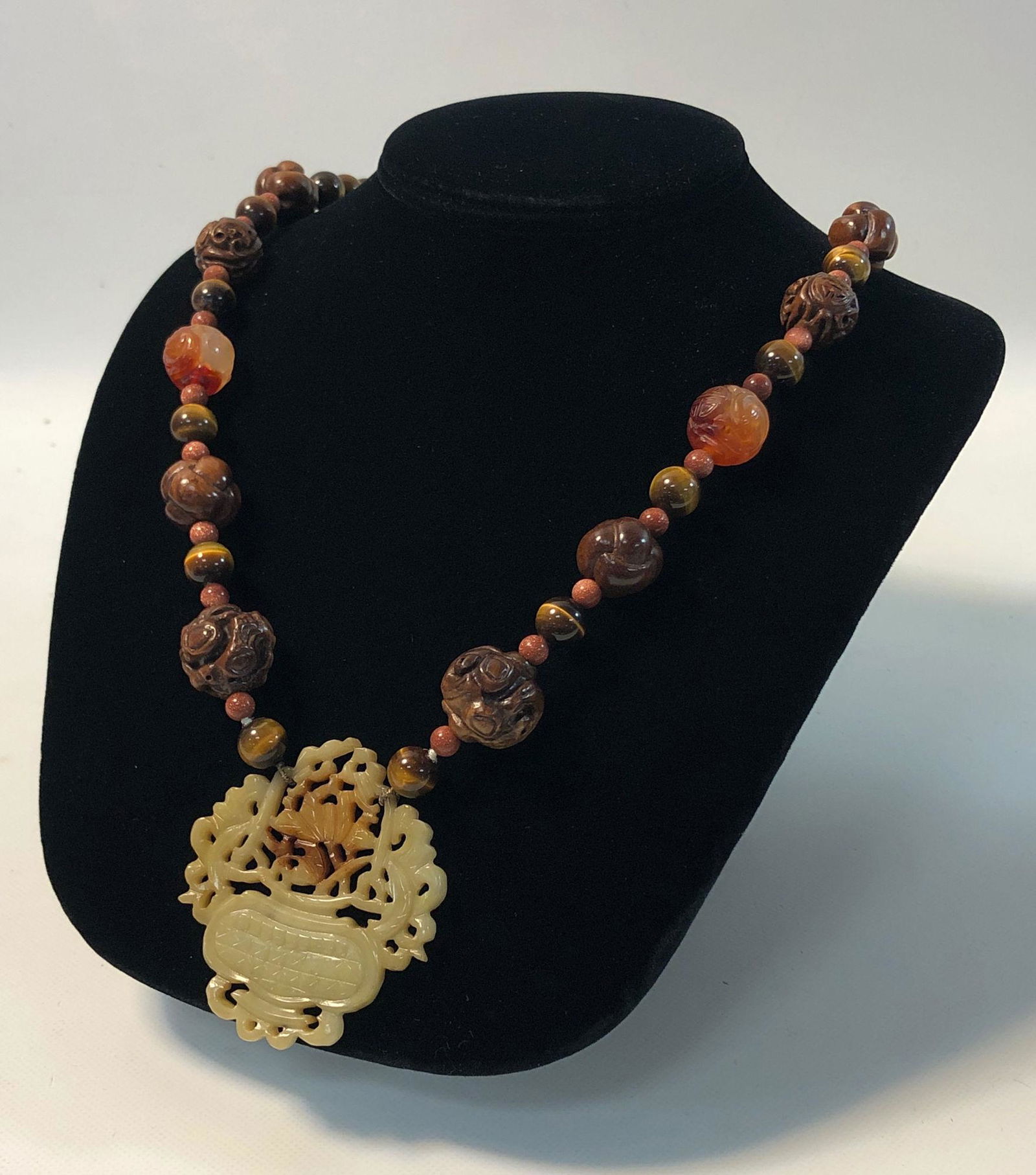 MIXED MATERIALS STONE NECKLACE (1 of 5)