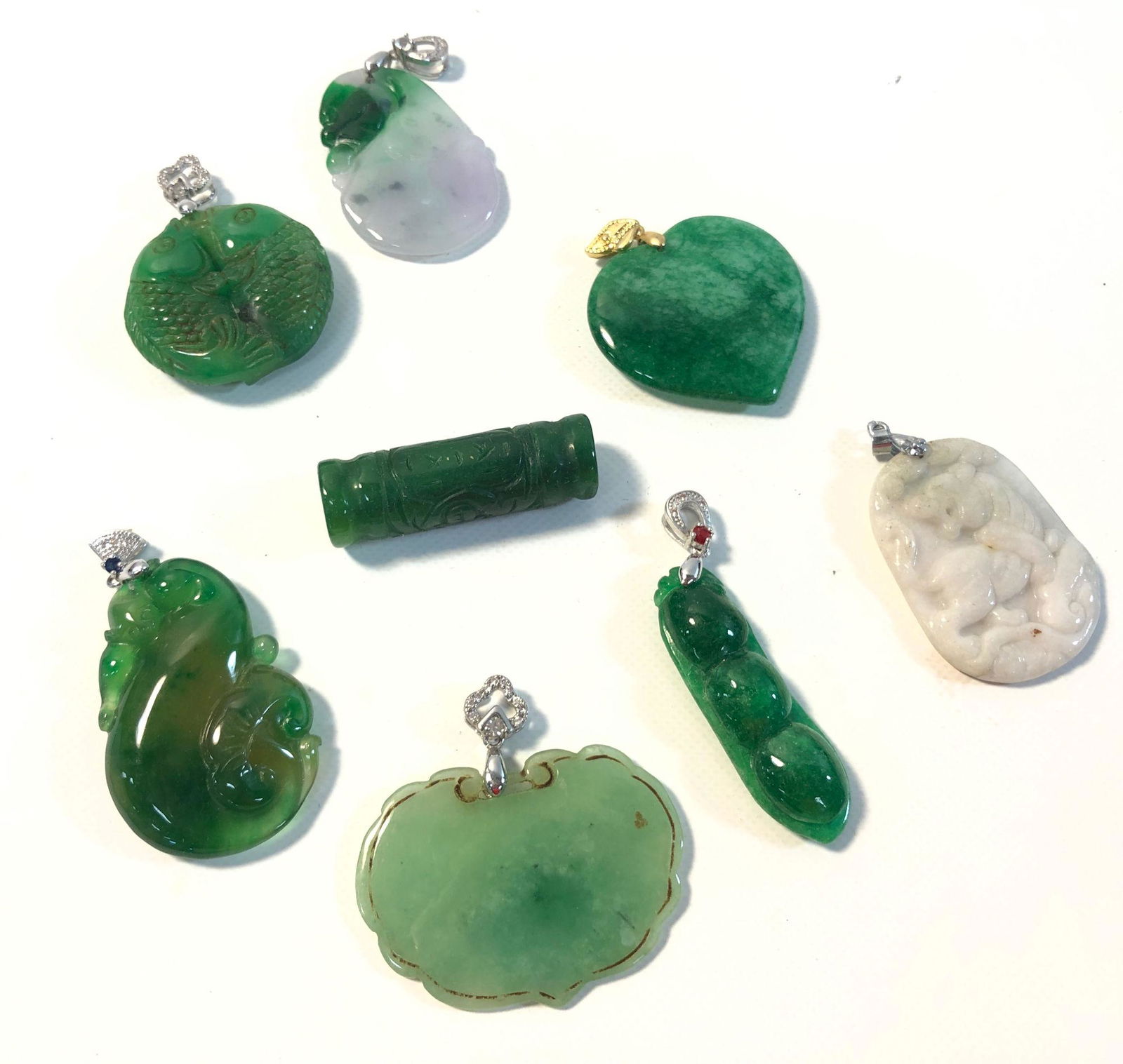 LOT OF SMALL JADE AND JADEITE PENDANTS (1 of 3)