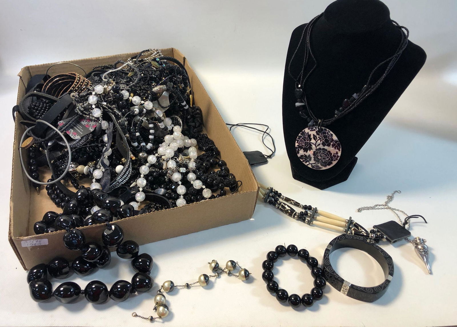 LOT OF ASSORTED COSTUME AND FASHION JEWELRY (1 of 6)
