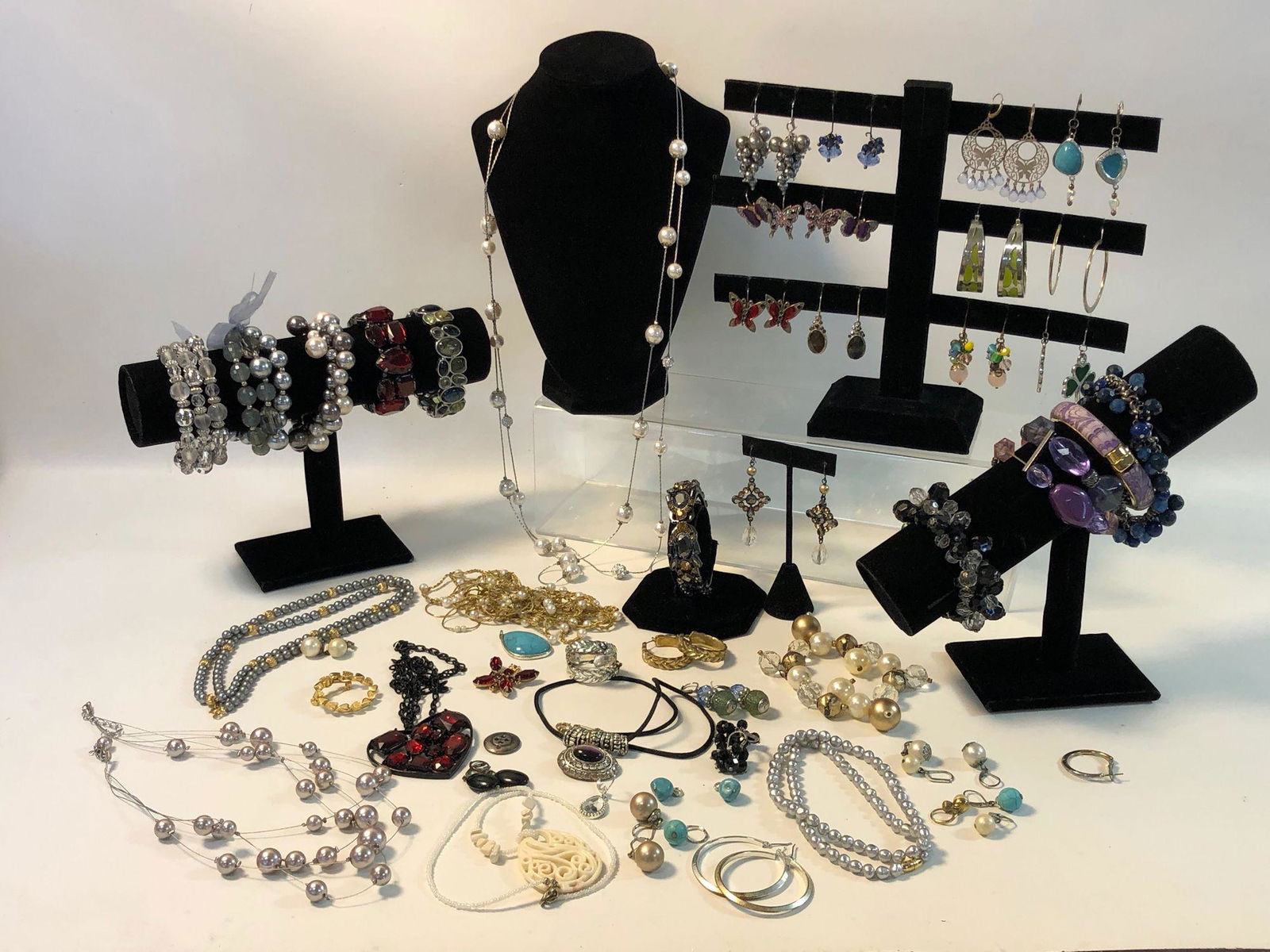 LOT OF ASSORTED COSTUME AND FASHION JEWELRY (1 of 15)