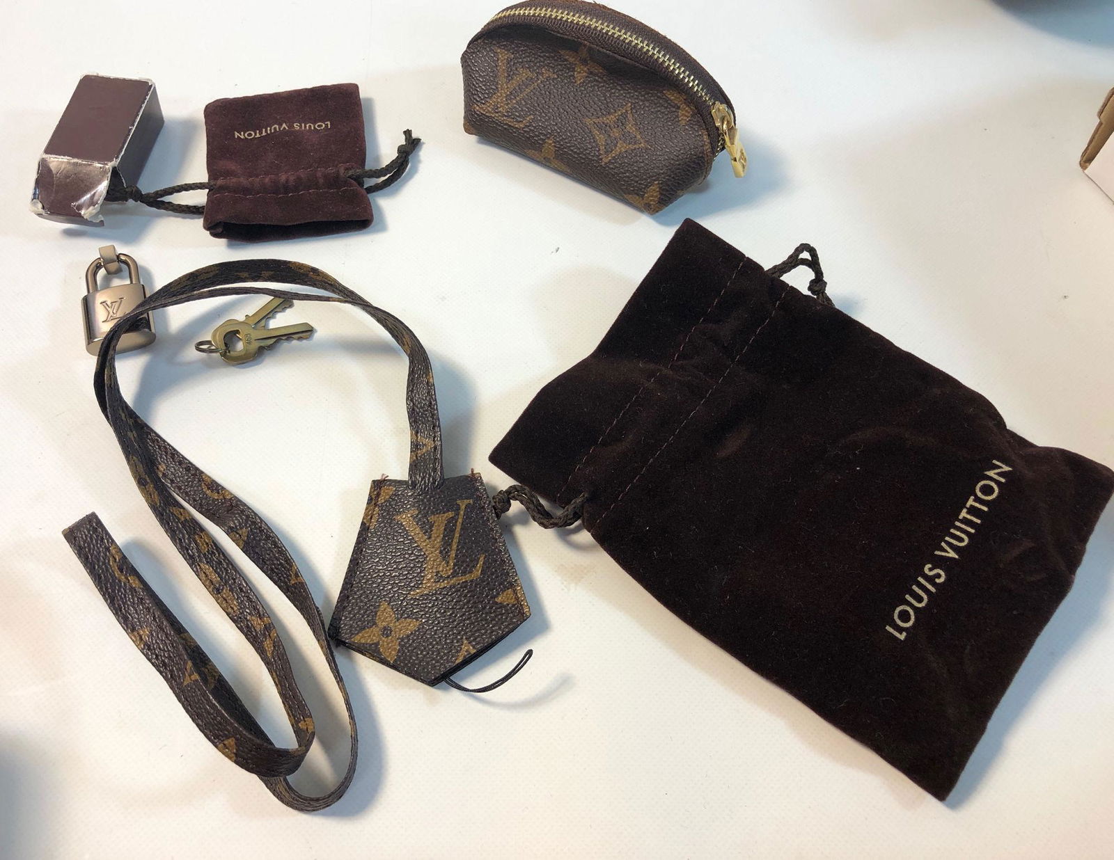 SMALL LOT OF LOUIS VUITTON BRAND ACCESSORIES (1 of 5)