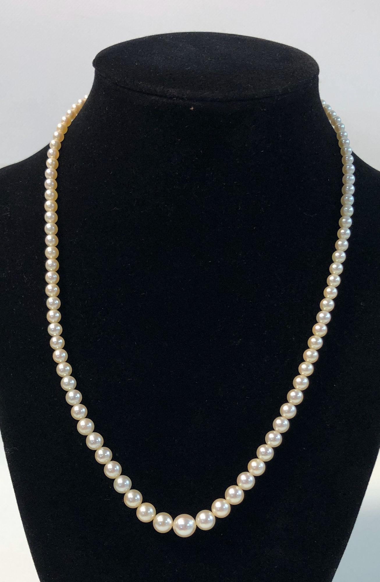 GRADUATED PEARL NECKLACE (1 of 11)