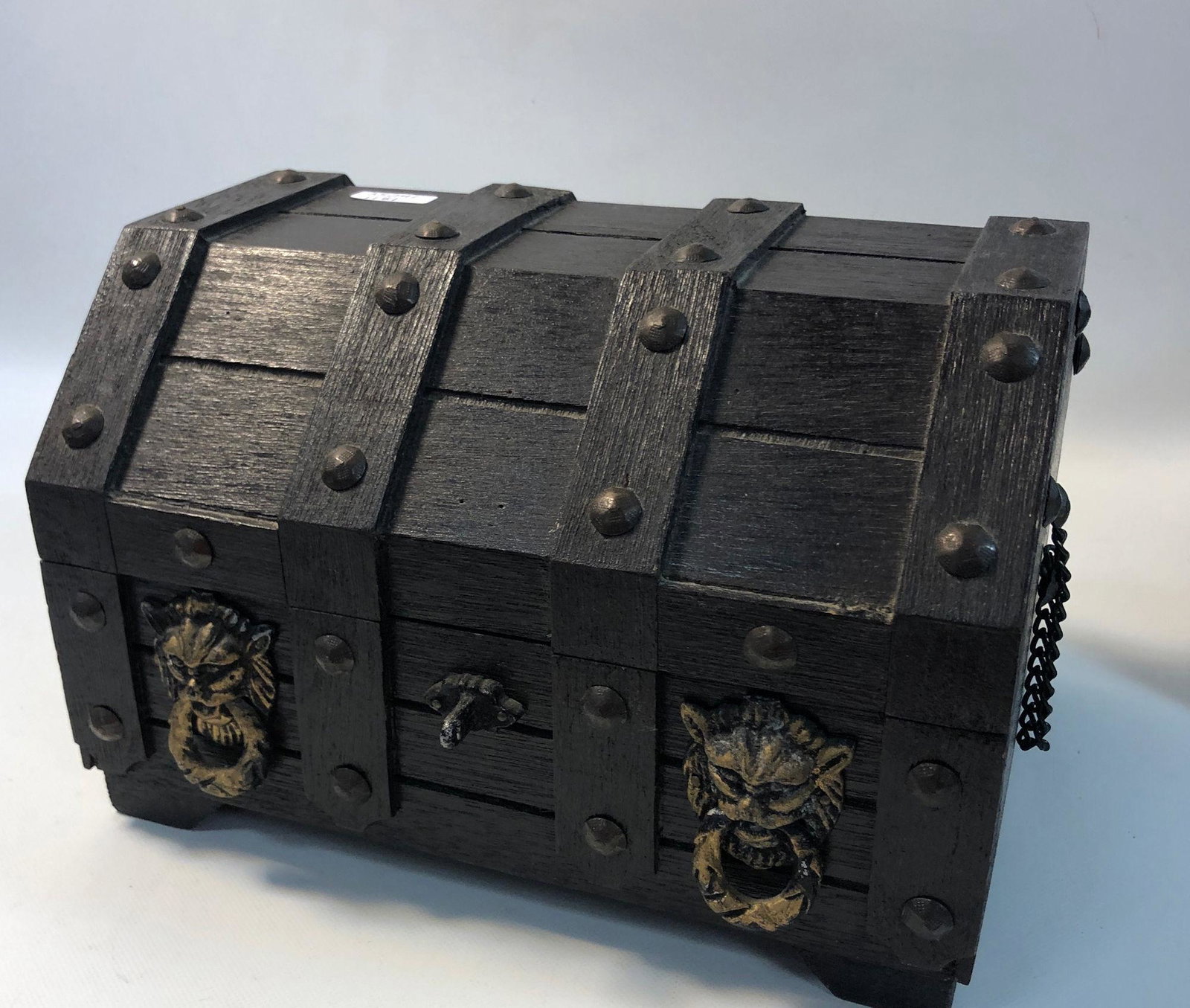 WOODEN JEWELRY BOX WITH CONTENTS: WOODEN JEWELRY BOX WITH CONTENTS ~ CONTAINS MEN'S ACCESSORIES INCLUDING: SET OF RHODOCHROSITE STONE CUFFLINKS WITH TIE BAR ON SILVER TONE METAL (TOGGLE BACKS), FOUR ADDITIONAL VINTAGE TIE BARS/CLIPS, 