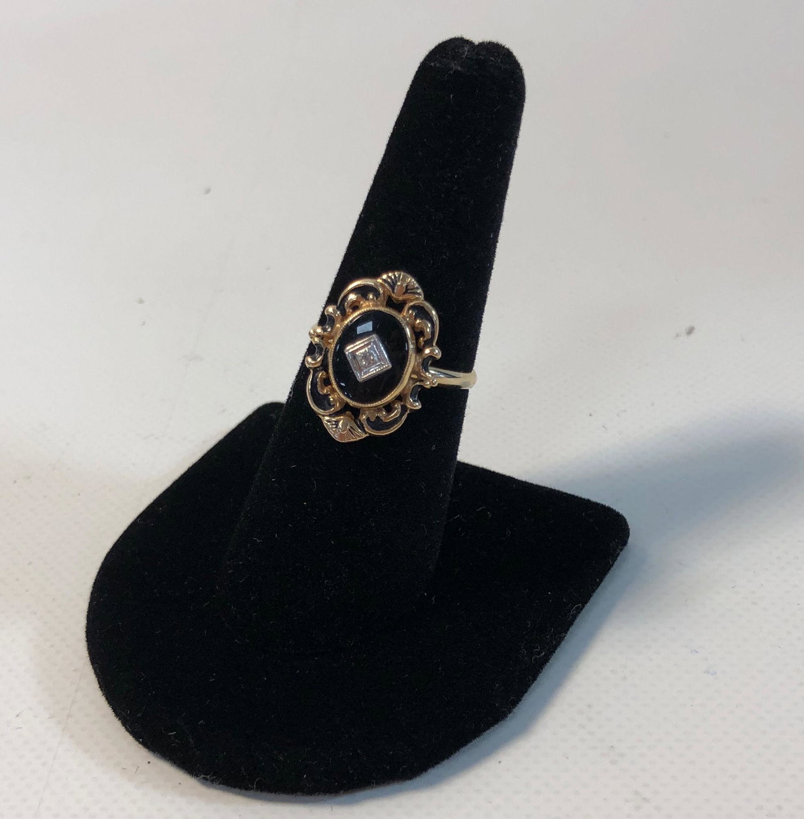 VINTAGE GOLD RING: VINTAGE GOLD RING ~ 10KT YELLOW GOLD. SIZE 7 STRAIGHT SHANK WITH HIGH POLISH FINISH. SMALL MELEE SIZE DIAMOND CENTER STONE IN ILLUSION MOUNT ON POLISHED BLACK ONYX IN OPENWORK MOUNTING FT. ENAMELED AC