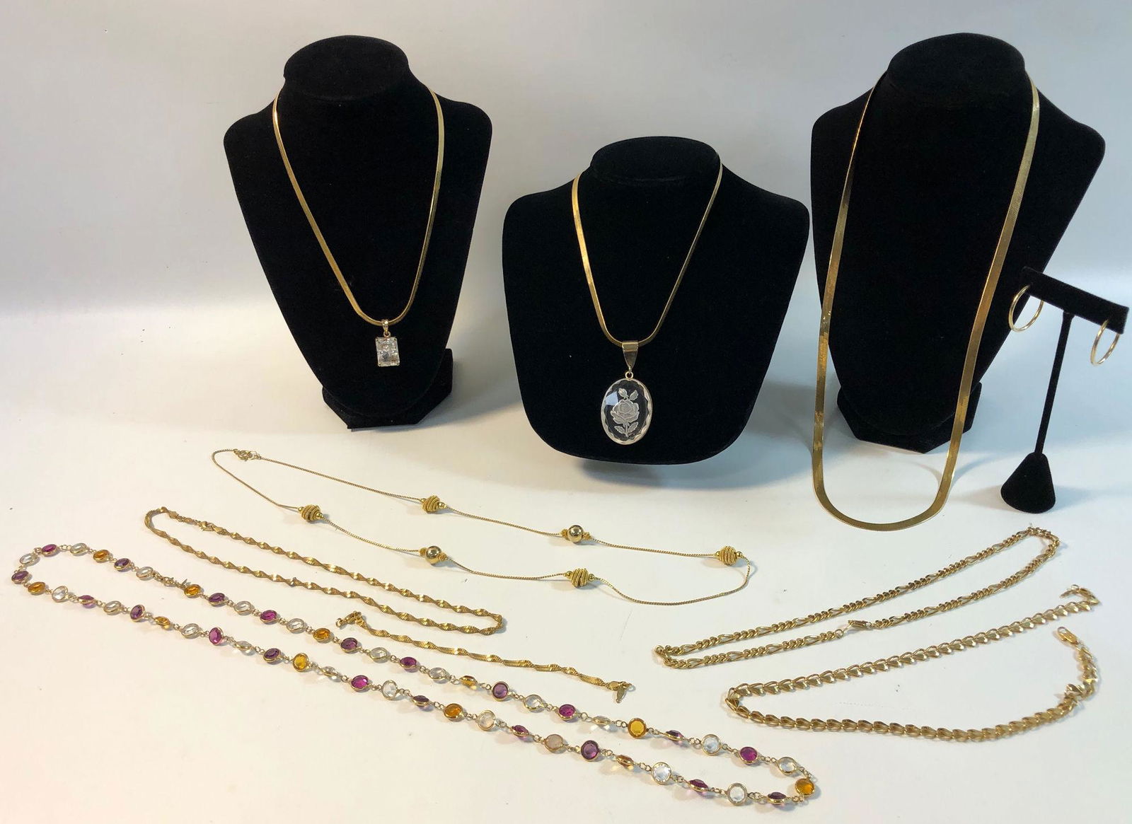 LOT OF ASSORTED GOLD TONE FASHION JEWELRY (1 of 8)