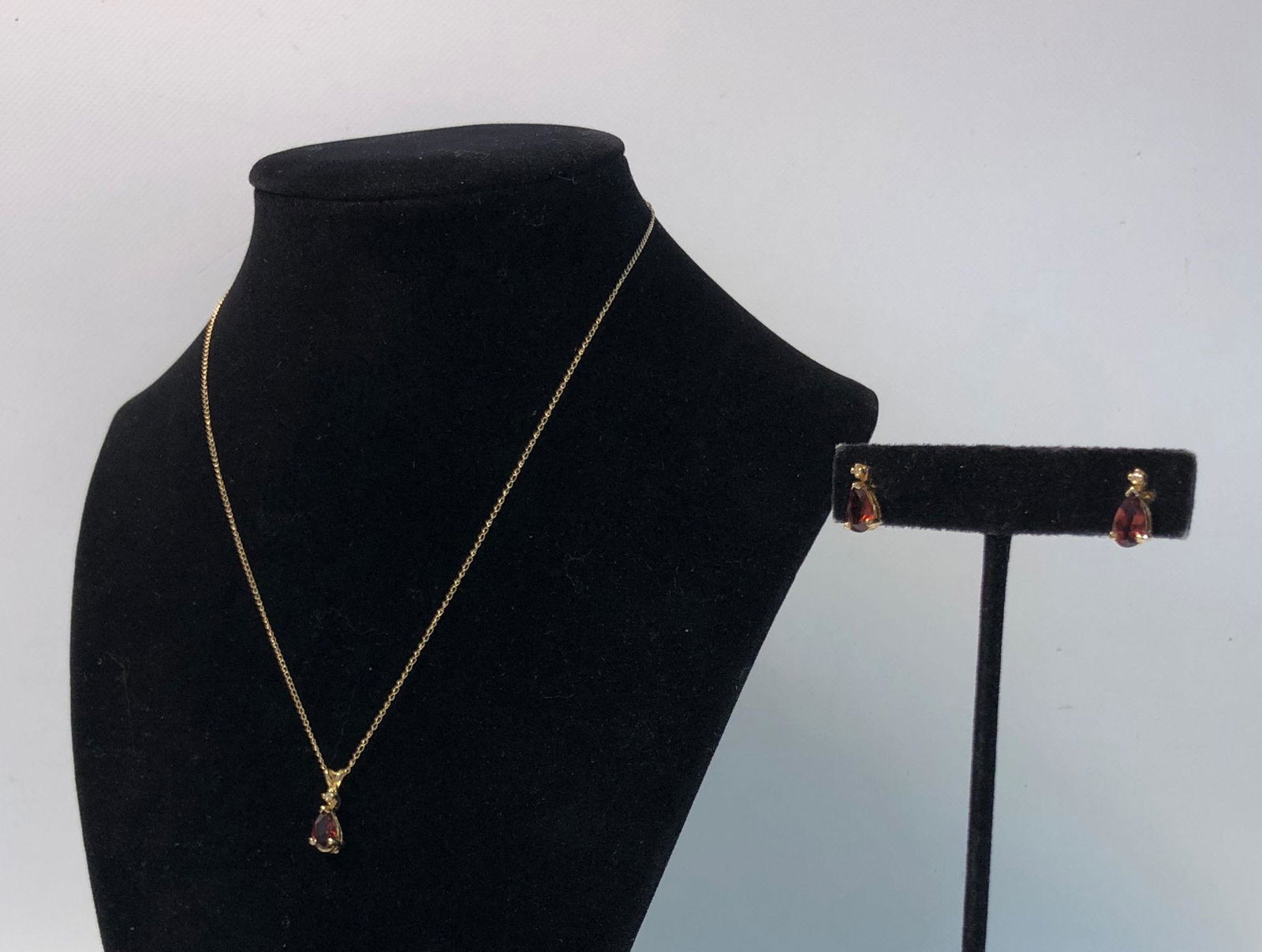 GOLD AND GEMSTONE JEWELRY SET (1 of 10)