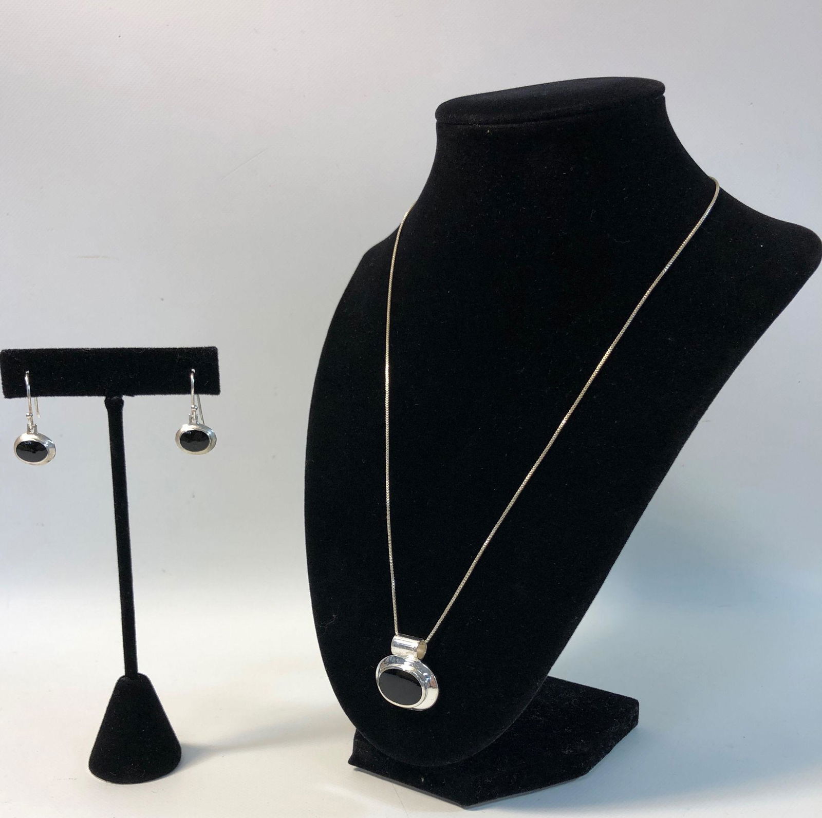 SILVER AND ONYX FASHION JEWELRY SET (1 of 11)