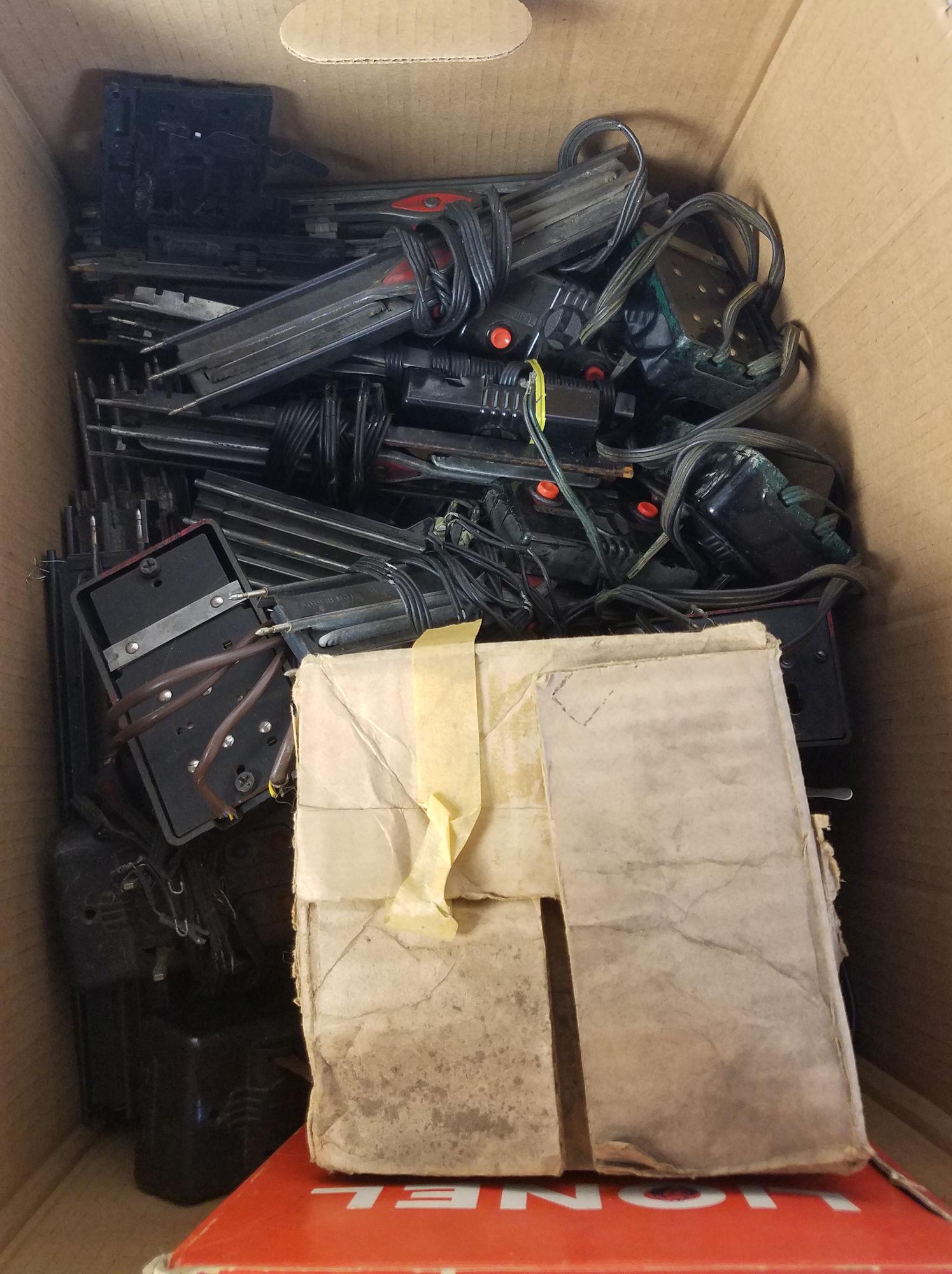 LIONEL O GAUGE POST WAR- BOX LOT SWITCHES, REMOTE (1 of 3)