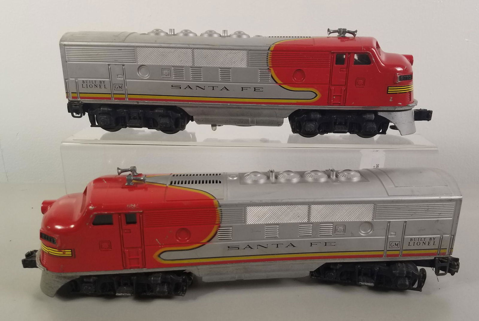 LIONEL O GAUGE POST WAR- 2383 SANTA FE F3 DIESEL, AA (1 of 7)