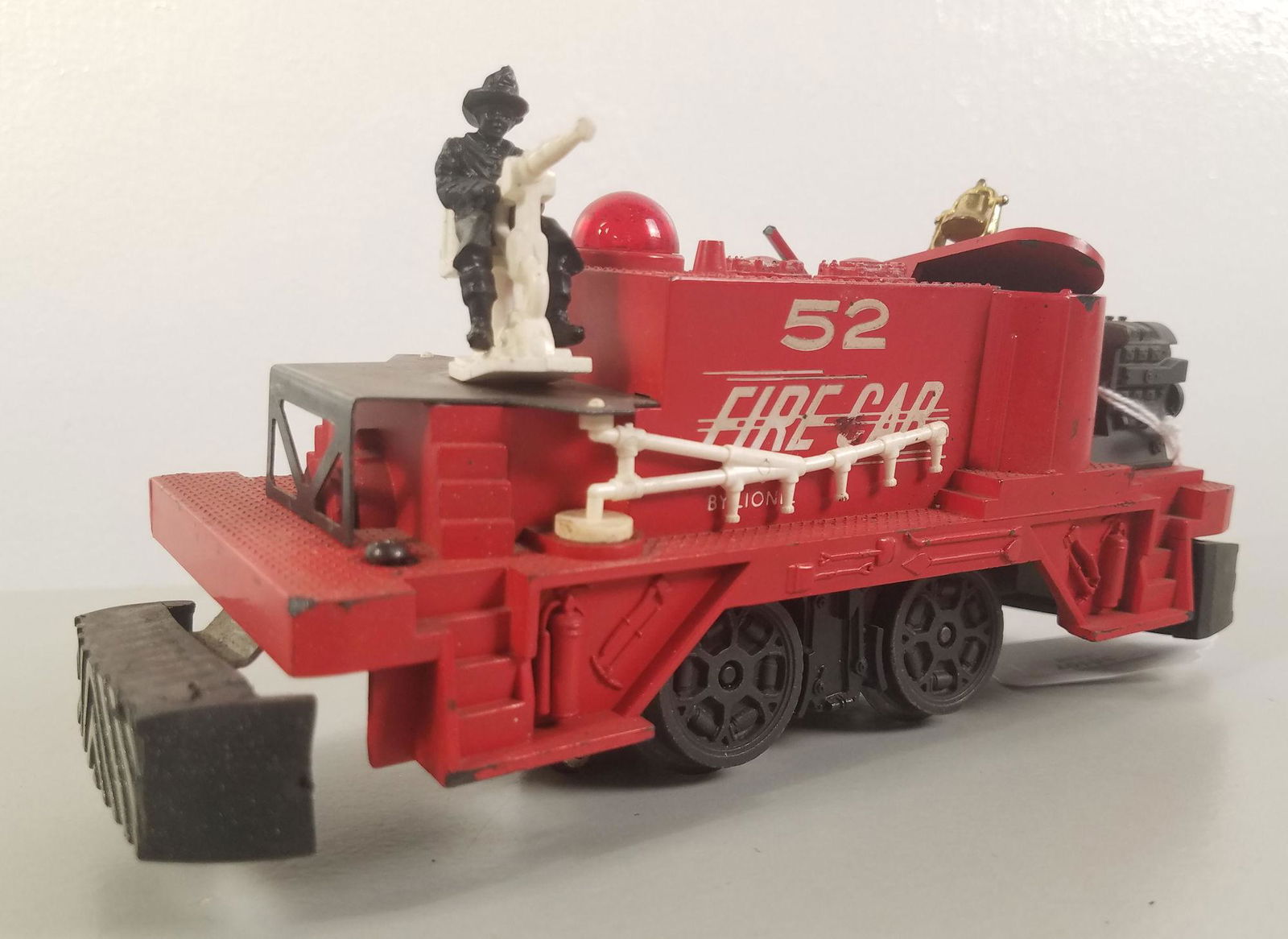 LIONEL O GAUGE POST WAR- 52 FIRE CAR, HAS BREAKS IN (1 of 3)