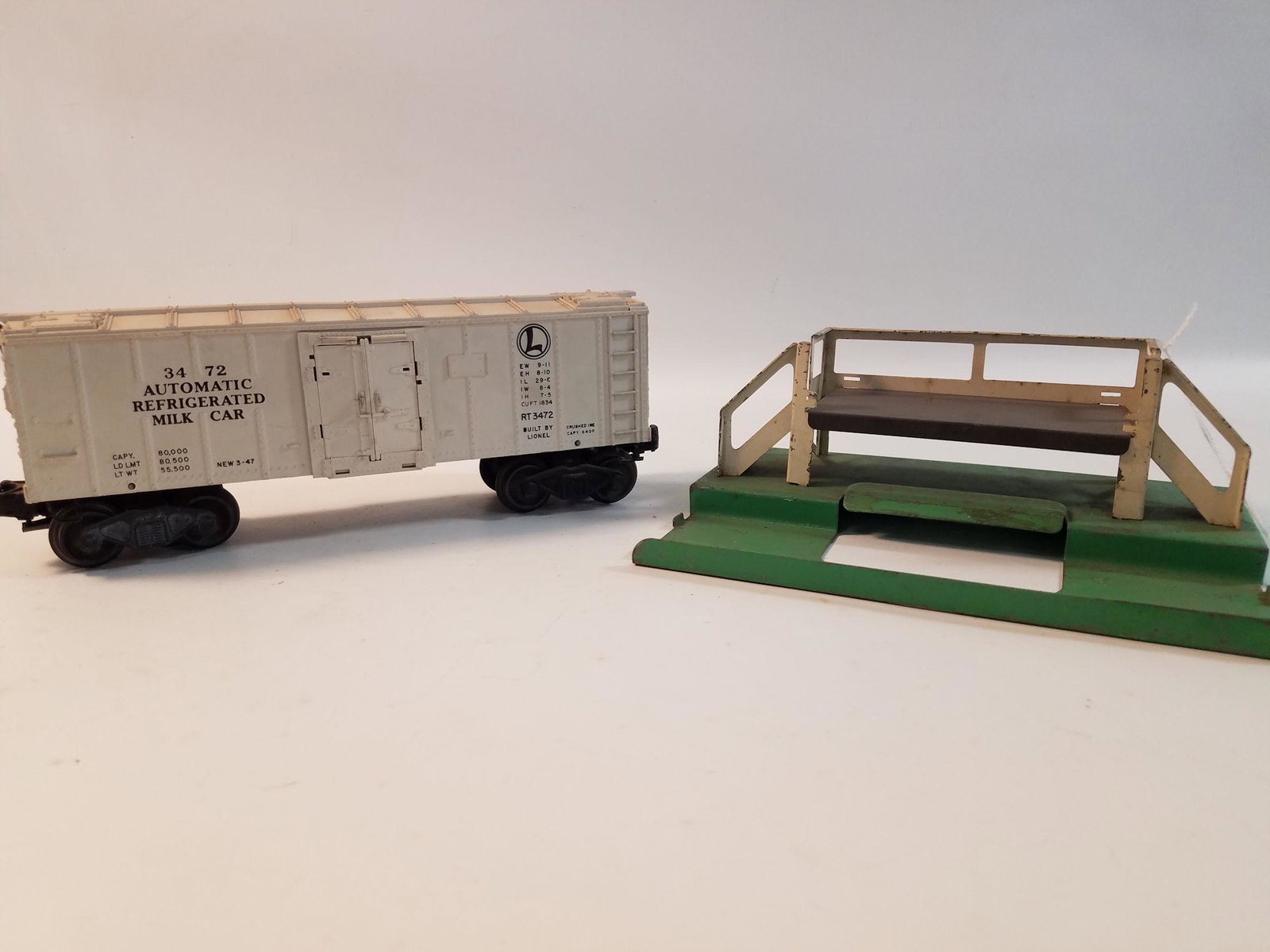 LIONEL O GAUGE POST WAR- 3472 OP MILK CAR WITH PLATFORM: LIONEL O GAUGE POST WAR- 3472 OP MILK CAR WITH PLATFORM AND BOX