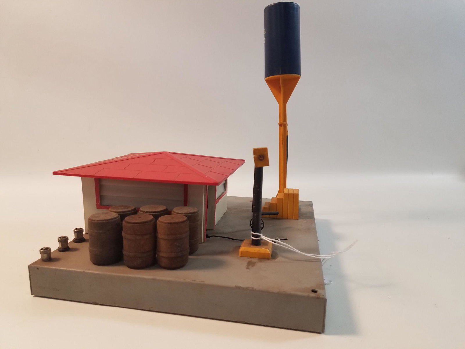 LIONEL O GAUGE POST WAR- 415 DIESEL FUELING STATION: LIONEL O GAUGE POST WAR- 415 DIESEL FUELING STATION