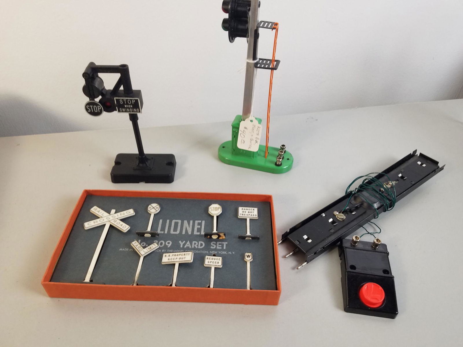 LIONEL O GAUGE POST WAR- BOX LOT- INCLUDING 140 BANJO (1 of 5)