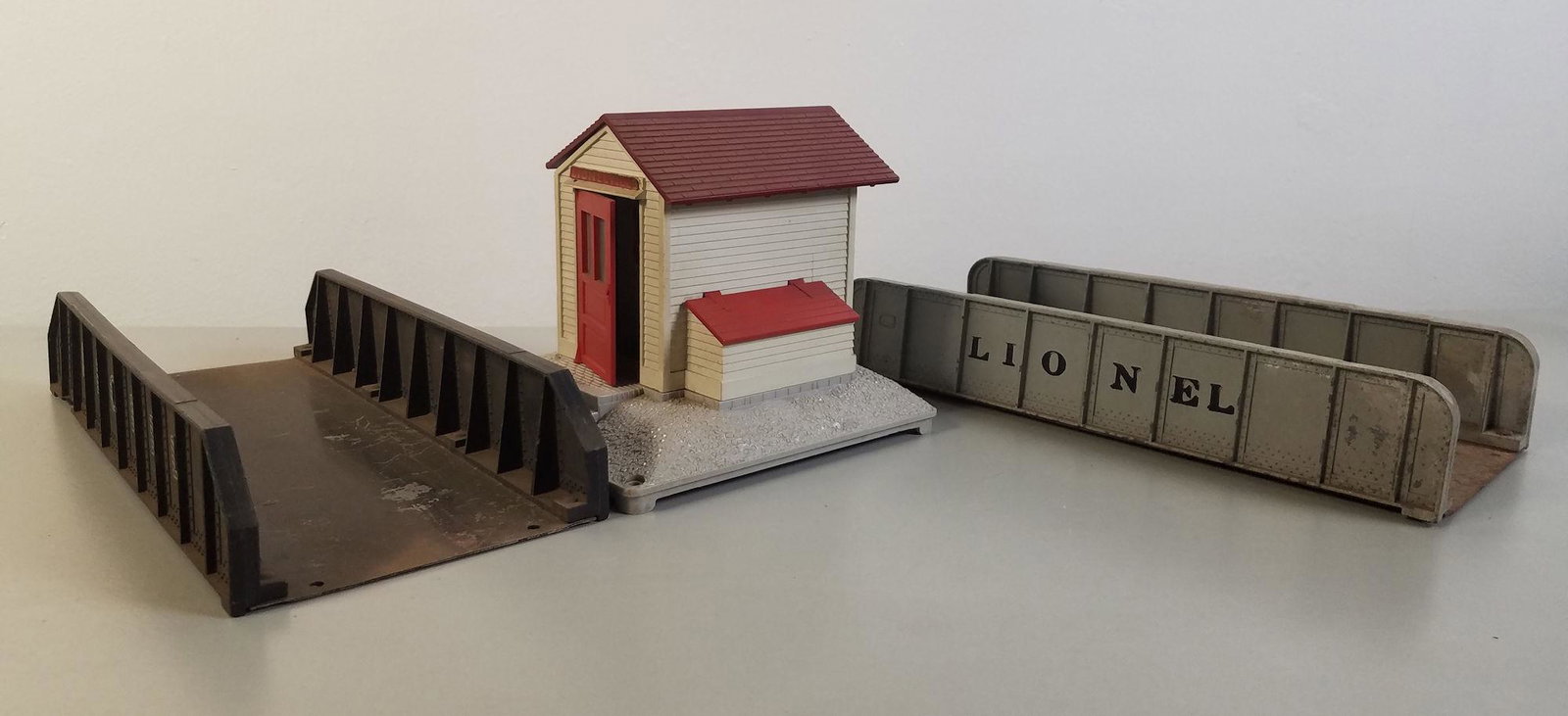LIONEL O GAUGE POST WAR- BOX LOT 2 BRIDGES AND: LIONEL O GAUGE POST WAR- BOX LOT 2 BRIDGES AND INCOMPLETE WHISTLE STATION