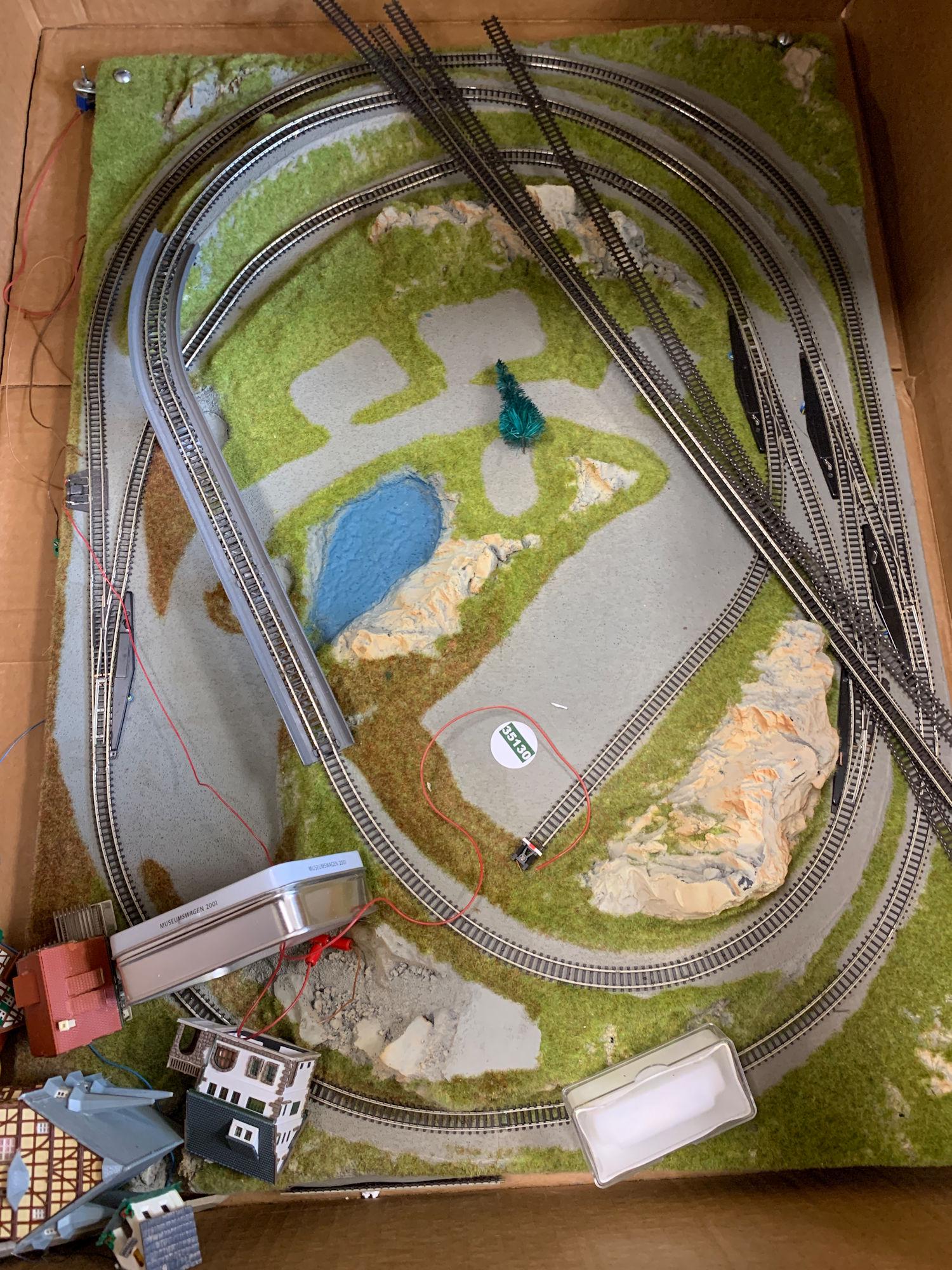 BOX LOT Z GAUGE TRAIN LAY OUT AND ACCESORIES AND (1 of 5)