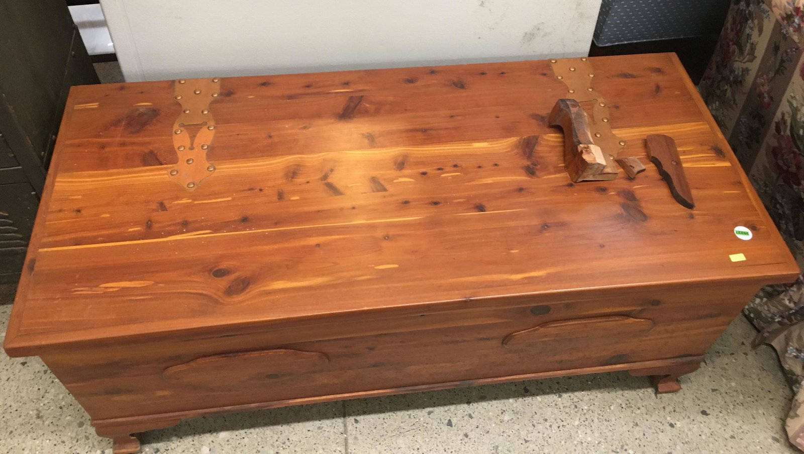 WOODEN CHEST WITH BROKEN LEG AND PLASTIC FOLDING TABLE: WOODEN CHEST WITH BROKEN LEG AND PLASTIC FOLDING TABLE
