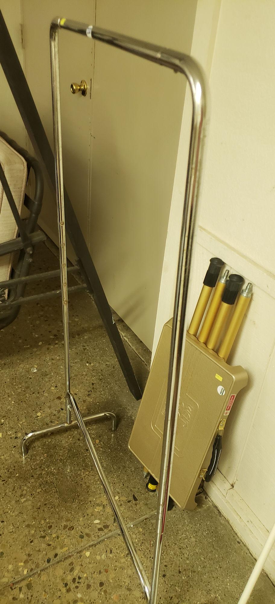 PORTABLE CLOTHES RACK: PORTABLE CLOTHES RACK